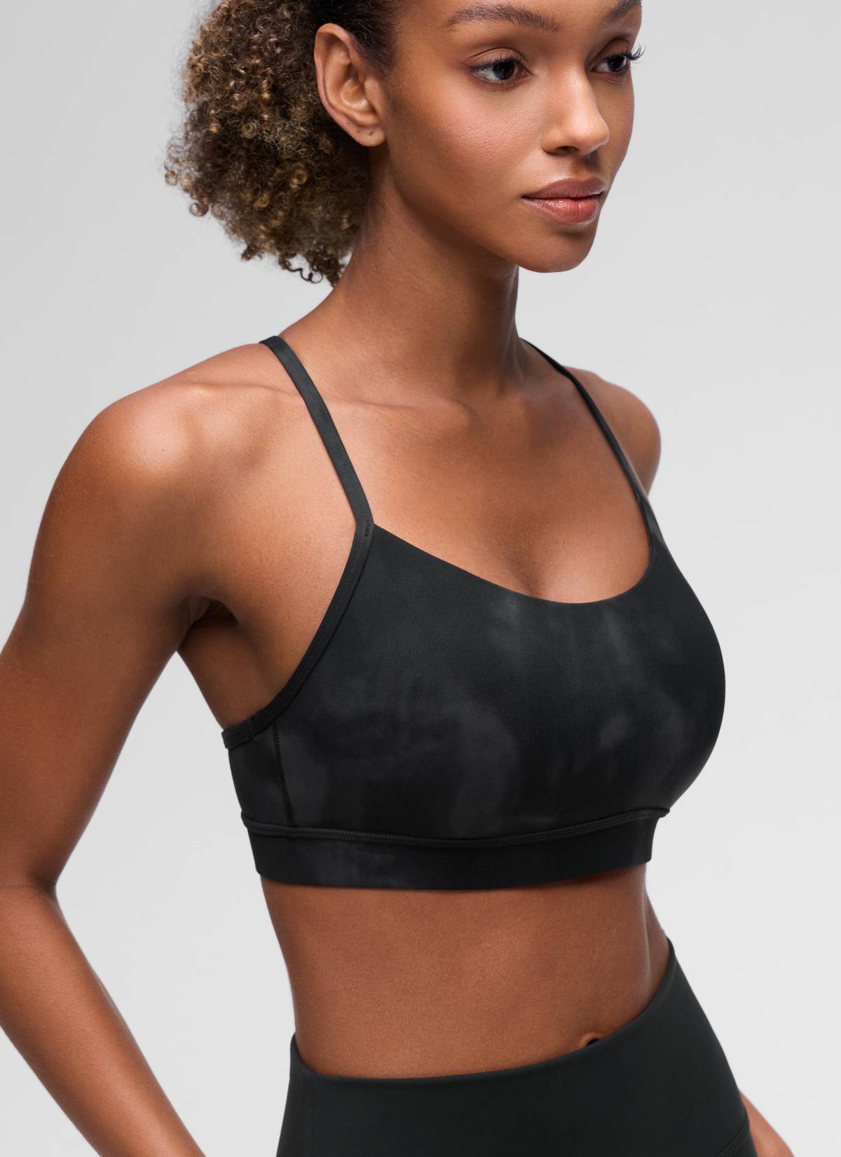 CRZ YOGA Butterluxe Sujetador Deportivo con Espalda en Y para Mujer Flores De Tinte Negro