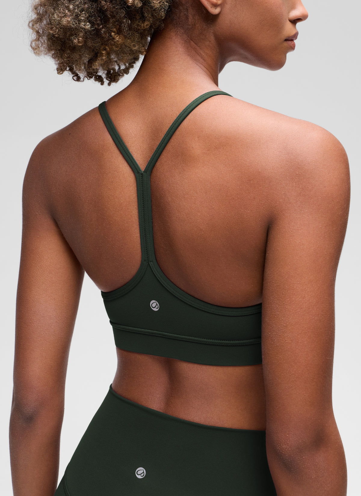 CRZ YOGA Butterluxe Sujetador Deportivo con Espalda en Y para Mujer Leyenda Verde @model_info:Patrica