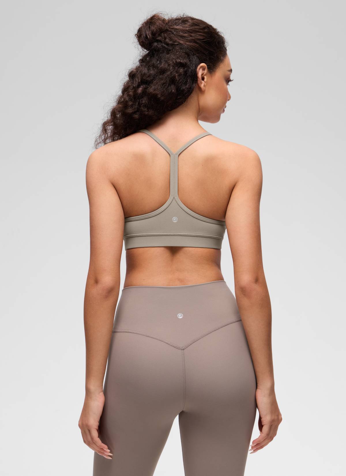 CRZ YOGA Butterluxe Sujetador Deportivo con Espalda en Y para Mujer Gris Ceniza Cálido @model_info:Anano