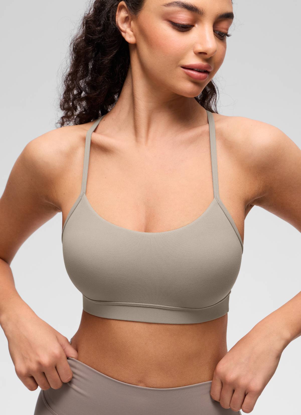 CRZ YOGA Butterluxe Sujetador Deportivo con Espalda en Y para Mujer Gris Ceniza Cálido @model_info:Anano