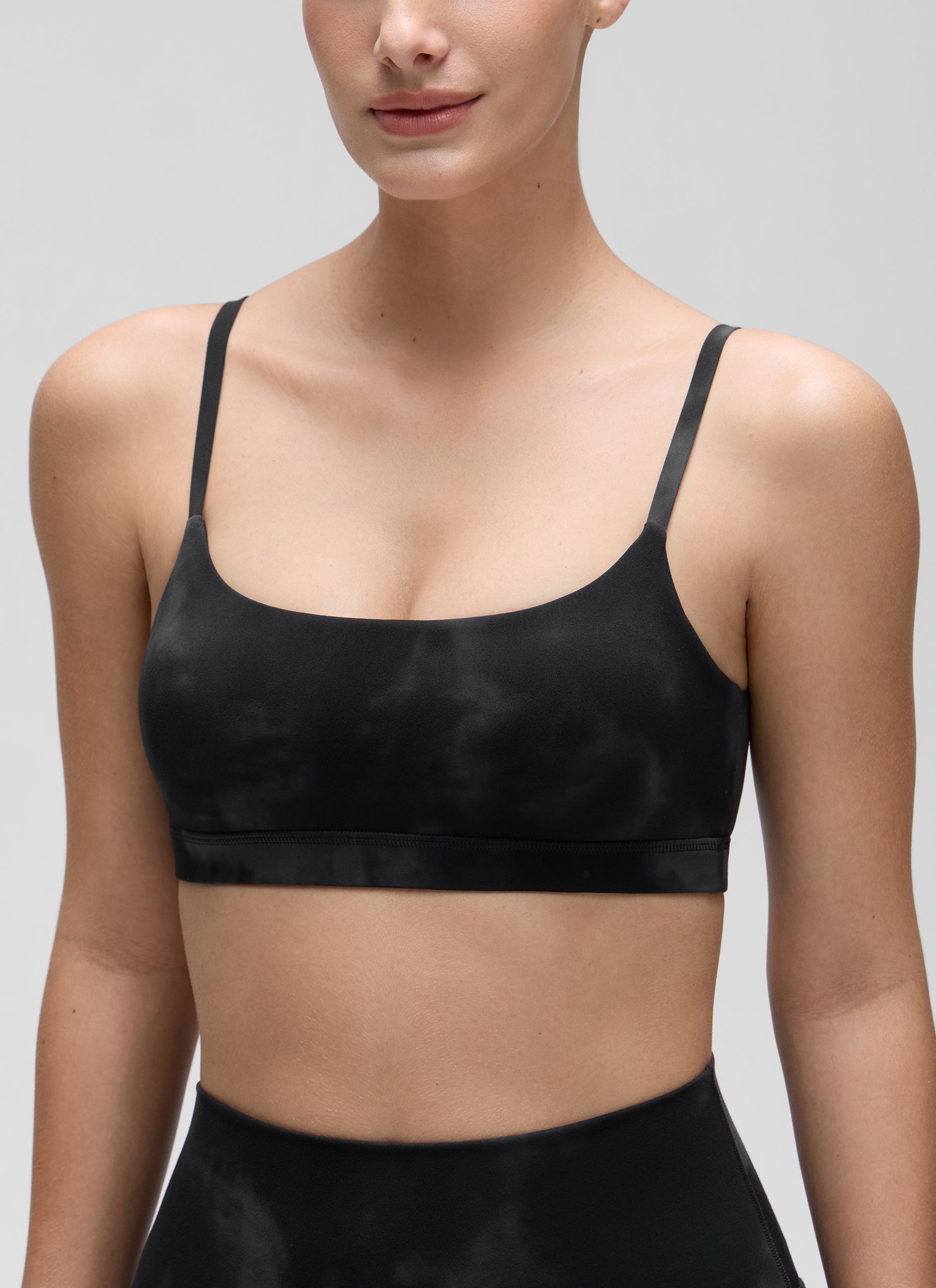 CRZ YOGA Butterluxe Sujetador con Tirantes Spaguetti Ajustables Flores De Tinte Negro