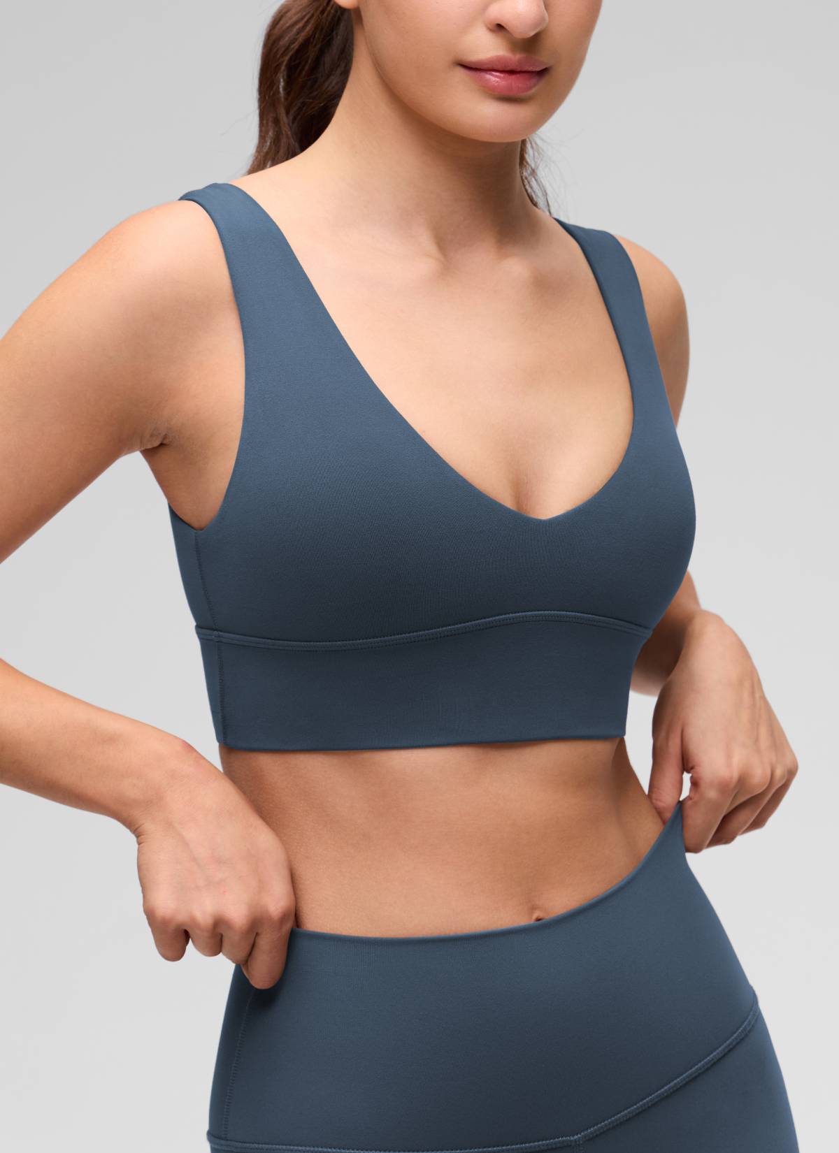 CRZ YOGA Butterluxe Sujetador Deportivo Largo con Cuello en V Profundo Stelindigo