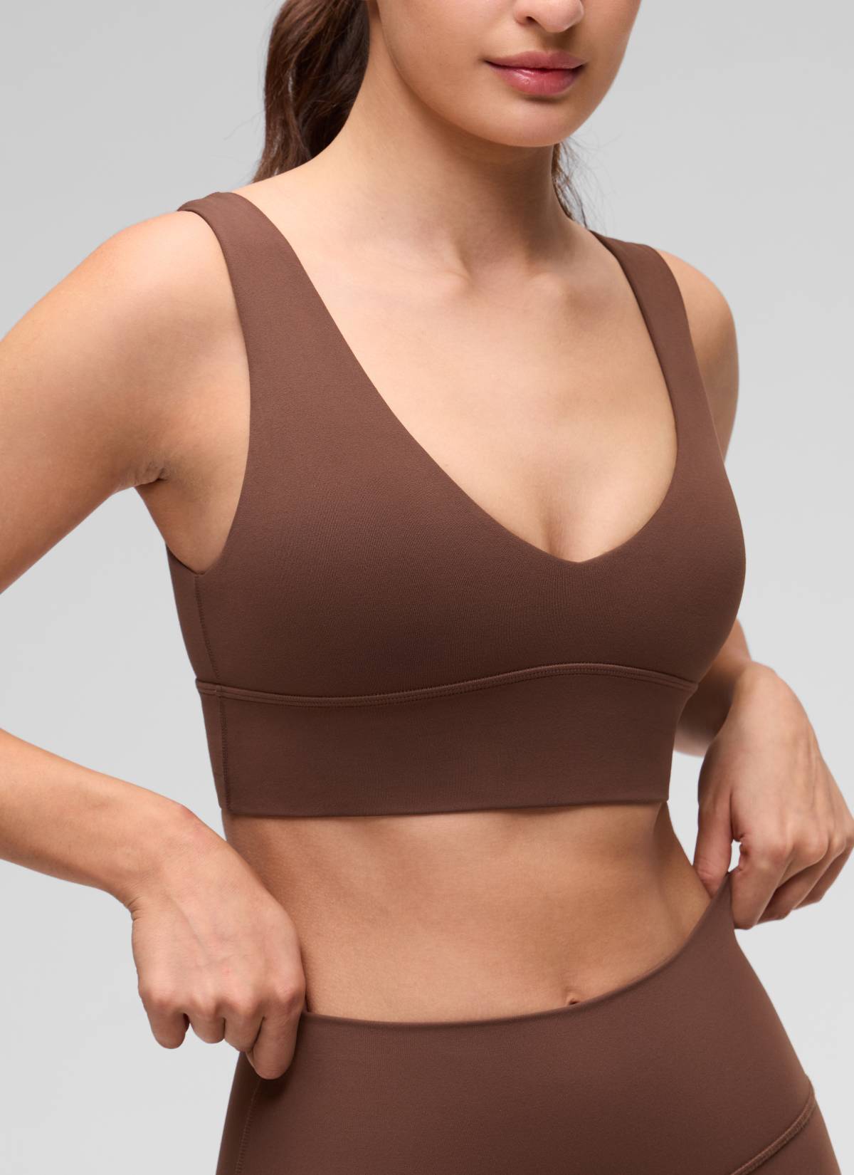 CRZ YOGA Butterluxe Sujetador Deportivo Largo con Cuello en V Profundo Café Morena