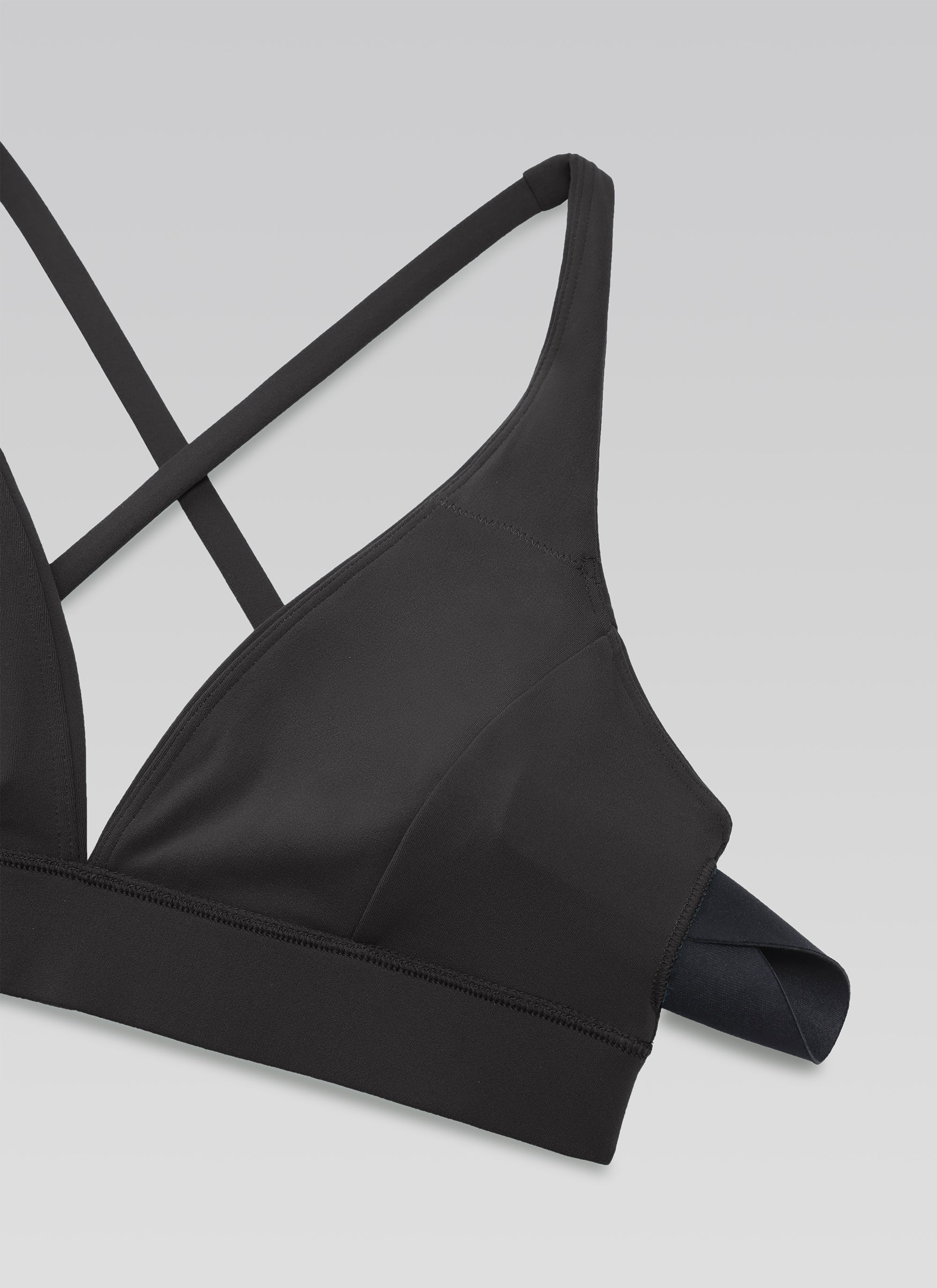 CRZ YOGA Sujetador Criss Cross con Tirantes Finos y Cuello en V Profundo Negro