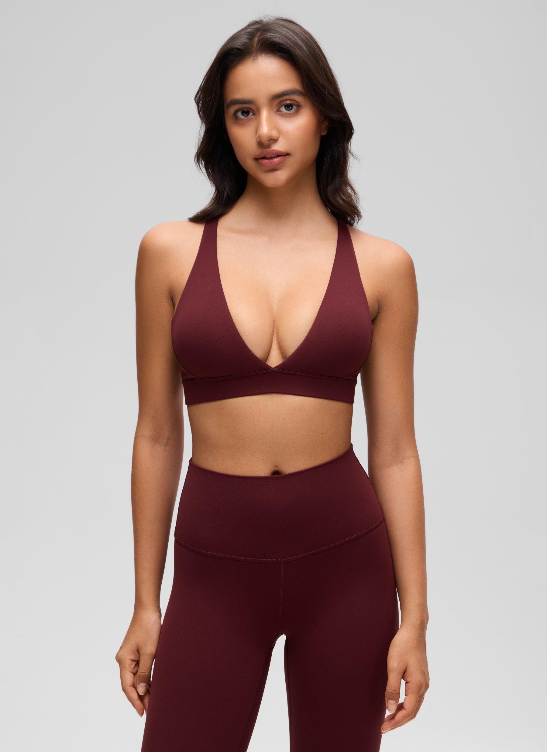 CRZ YOGA Sujetador Criss Cross con Tirantes Finos y Cuello en V Profundo Merlot Rojo