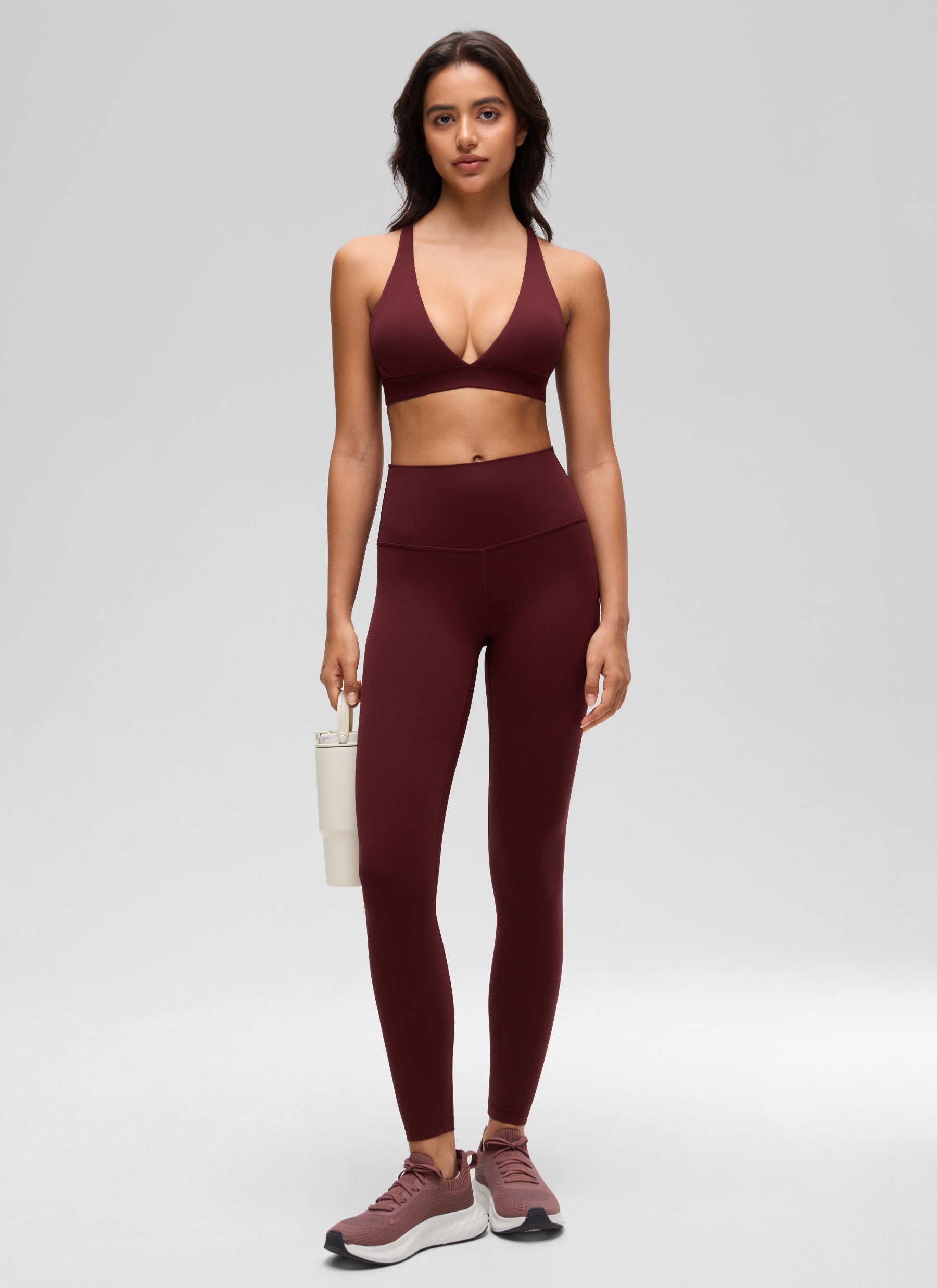 CRZ YOGA Sujetador Criss Cross con Tirantes Finos y Cuello en V Profundo Merlot Rojo