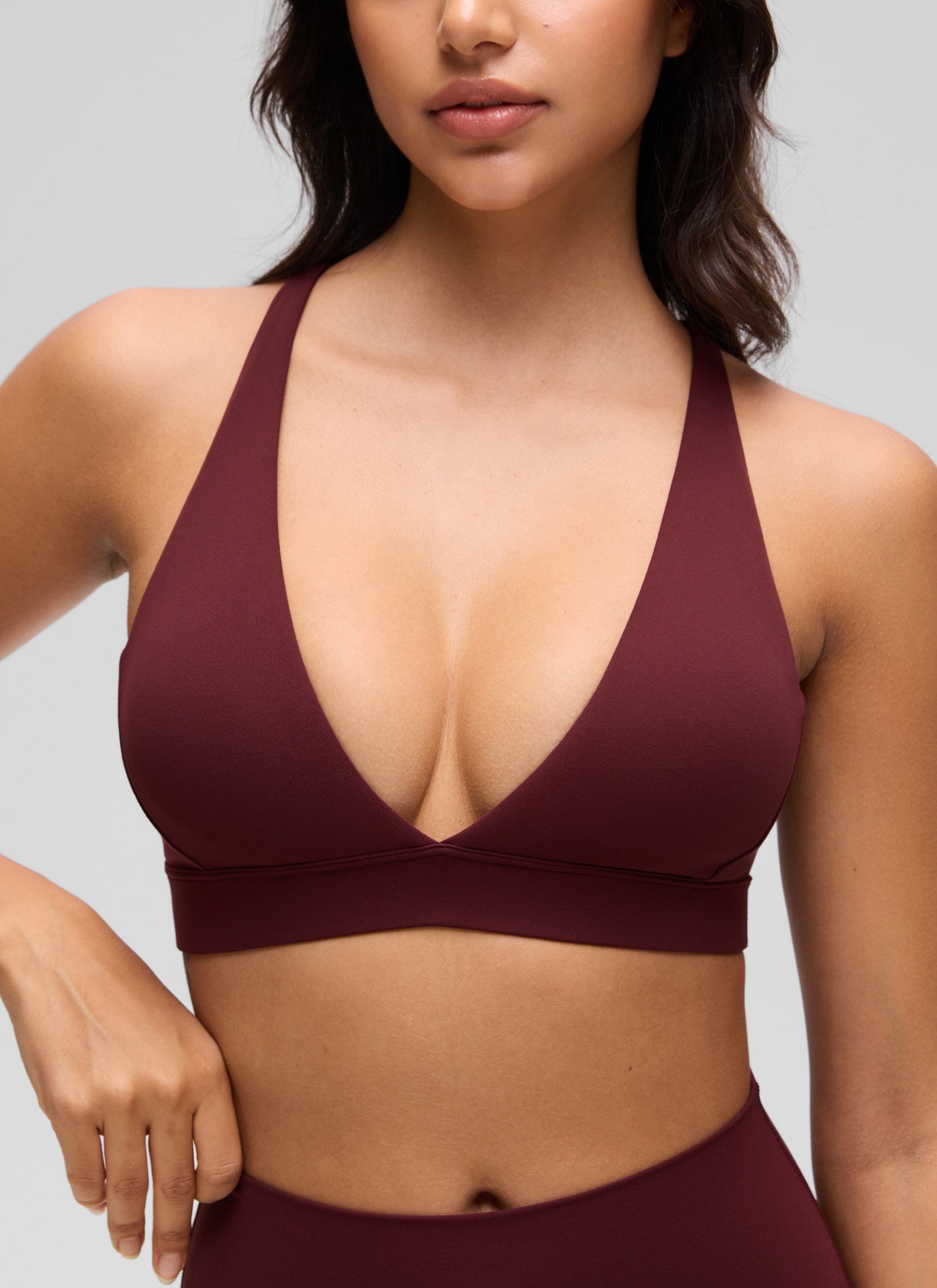CRZ YOGA Sujetador Criss Cross con Tirantes Finos y Cuello en V Profundo Merlot Rojo