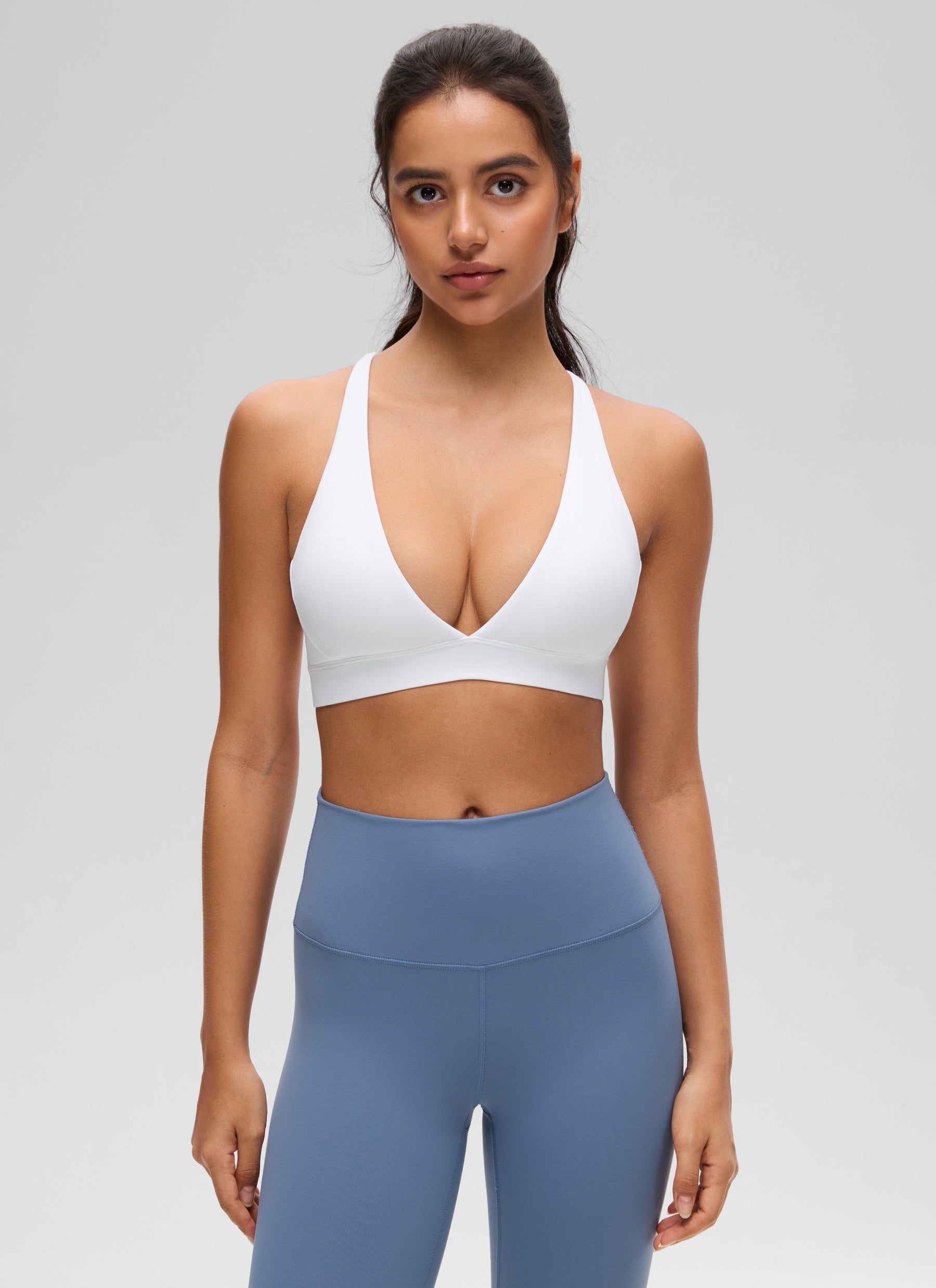 CRZ YOGA Sujetador Criss Cross con Tirantes Finos y Cuello en V Profundo blanco