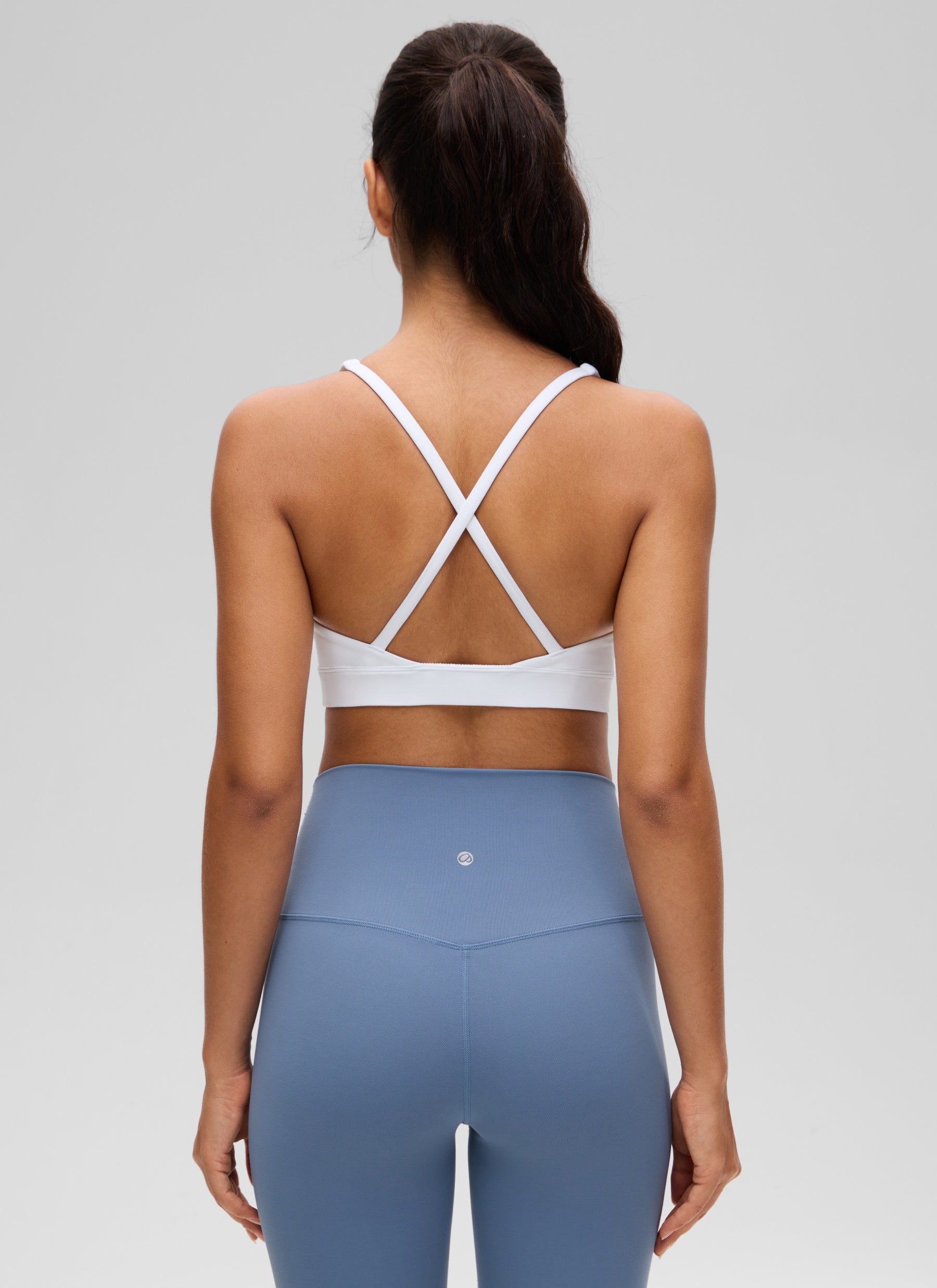 CRZ YOGA Sujetador Criss Cross con Tirantes Finos y Cuello en V Profundo blanco