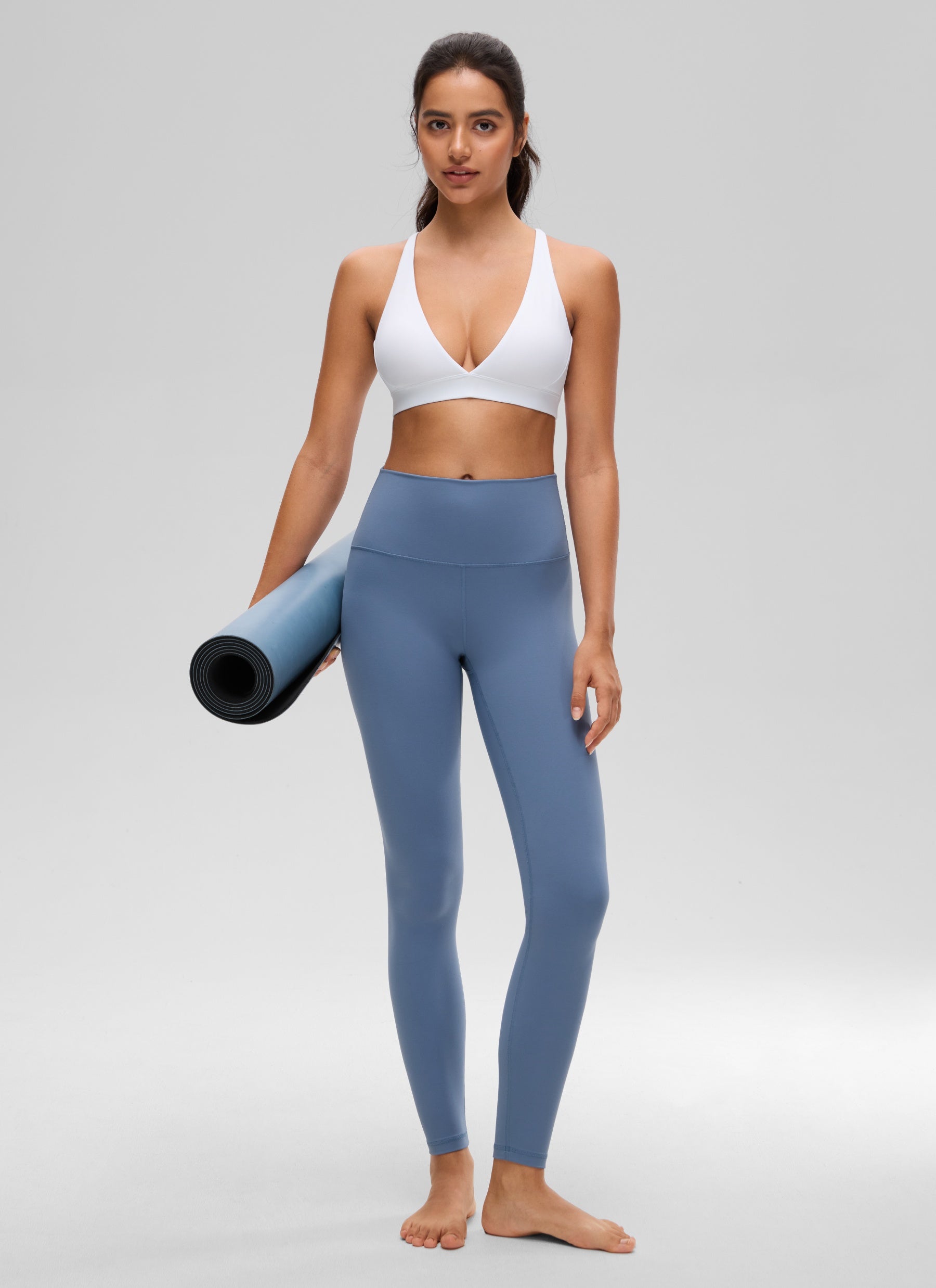 CRZ YOGA Sujetador Criss Cross con Tirantes Finos y Cuello en V Profundo blanco