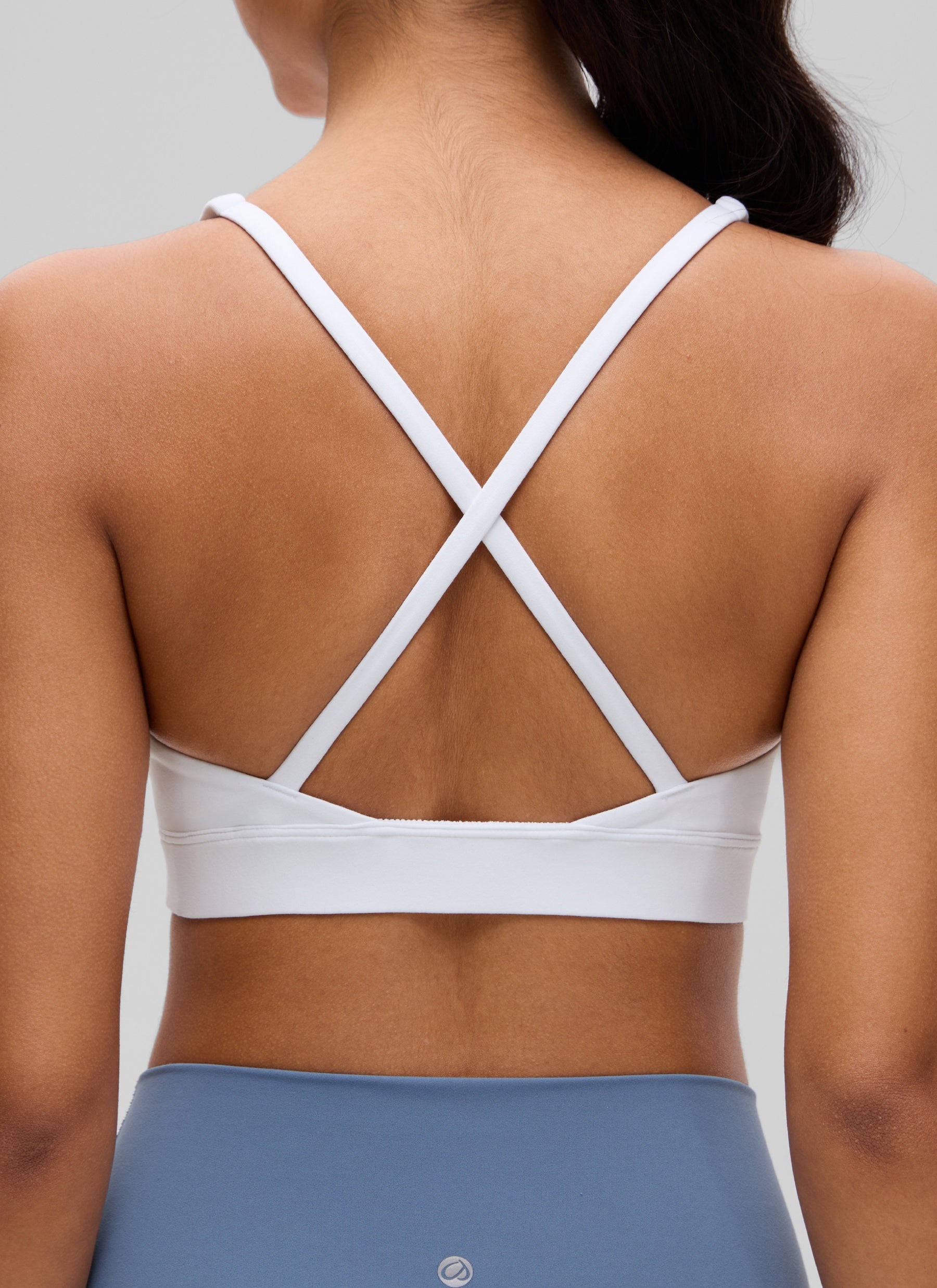 CRZ YOGA Sujetador Criss Cross con Tirantes Finos y Cuello en V Profundo blanco
