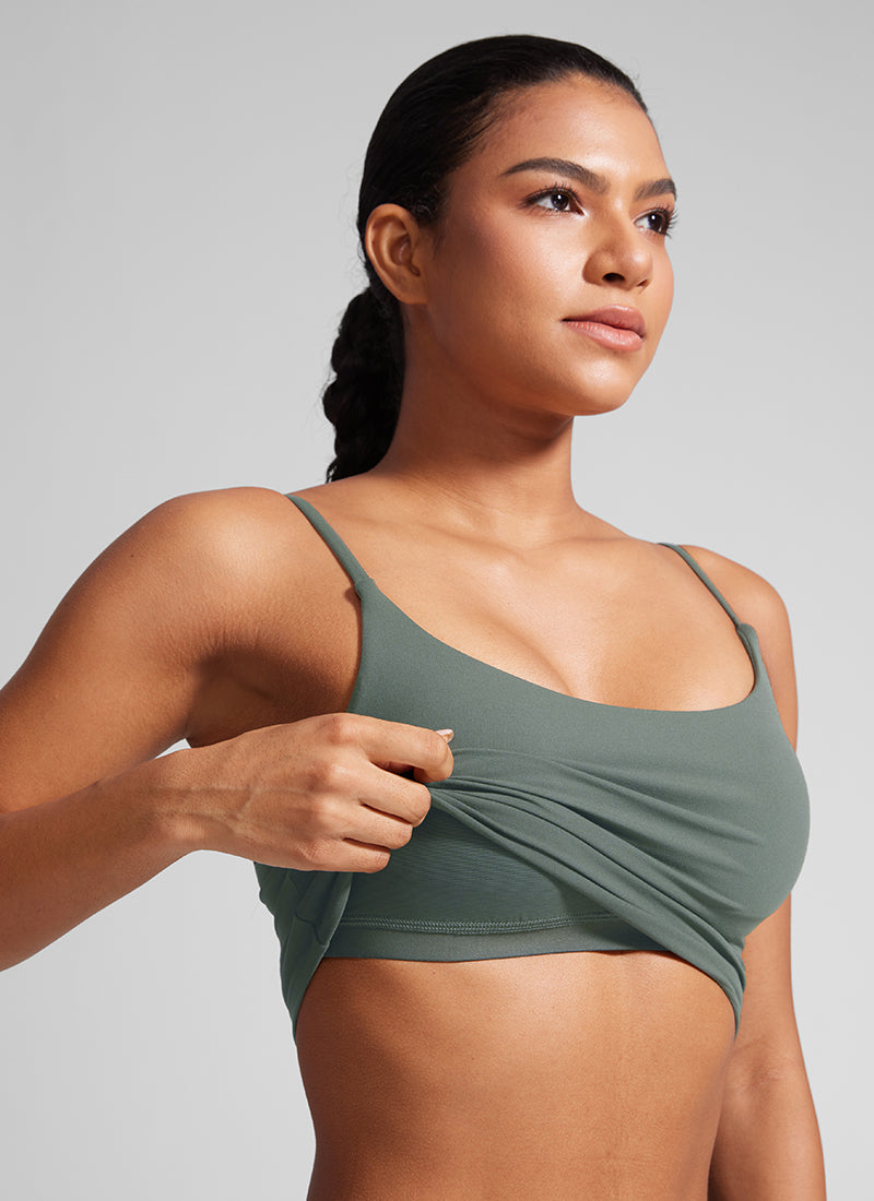 CRZ YOGA Butterlift Sujetador Deportivo con Escote Redondo y U Espalda para Mujer Salvia gris @model_info:Amanda