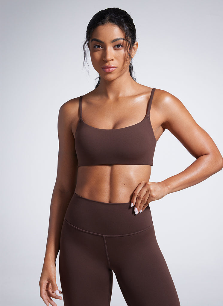 CRZ YOGA Butterbreeze Sujetador Deportivo con Tirantes Finos y Escote Redondo para Mujer Marrón Fudge Caliente