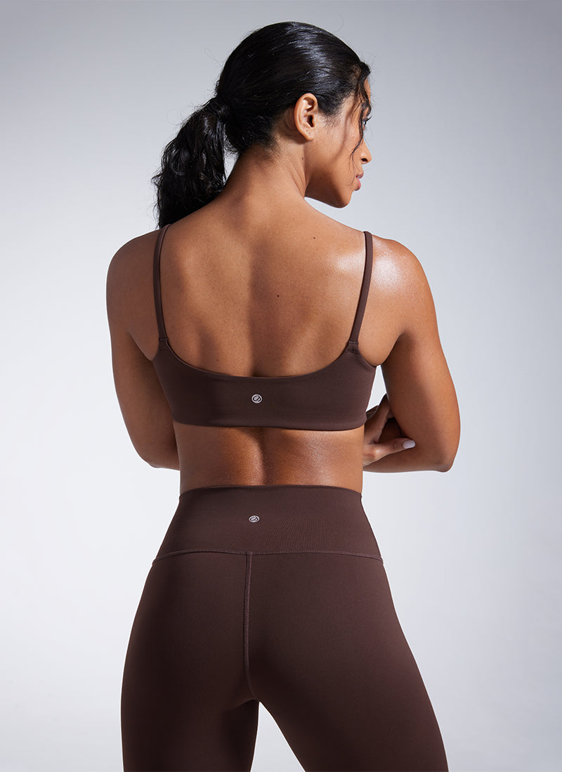 CRZ YOGA Butterbreeze Sujetador Deportivo con Tirantes Finos y Escote Redondo para Mujer Marrón Fudge Caliente