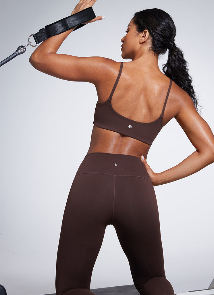 CRZ YOGA Butterbreeze Sujetador Deportivo con Tirantes Finos y Escote Redondo para Mujer Marrón Fudge Caliente