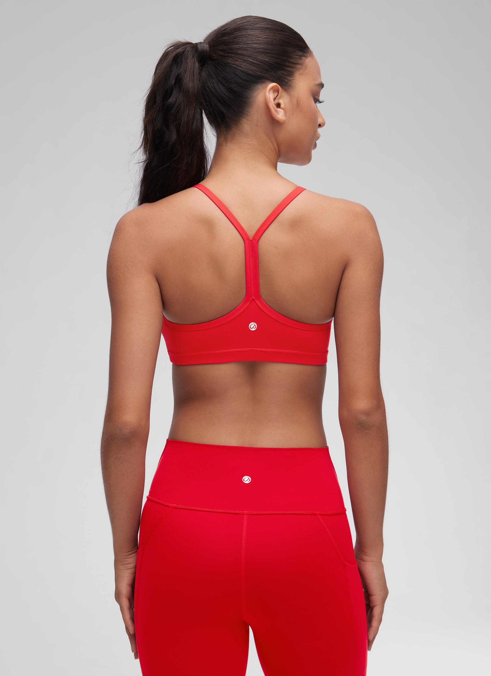 CRZ YOGA Sujetador Deportivo con Acolchado y Ruched en V para Mujer Rojo Profundo
