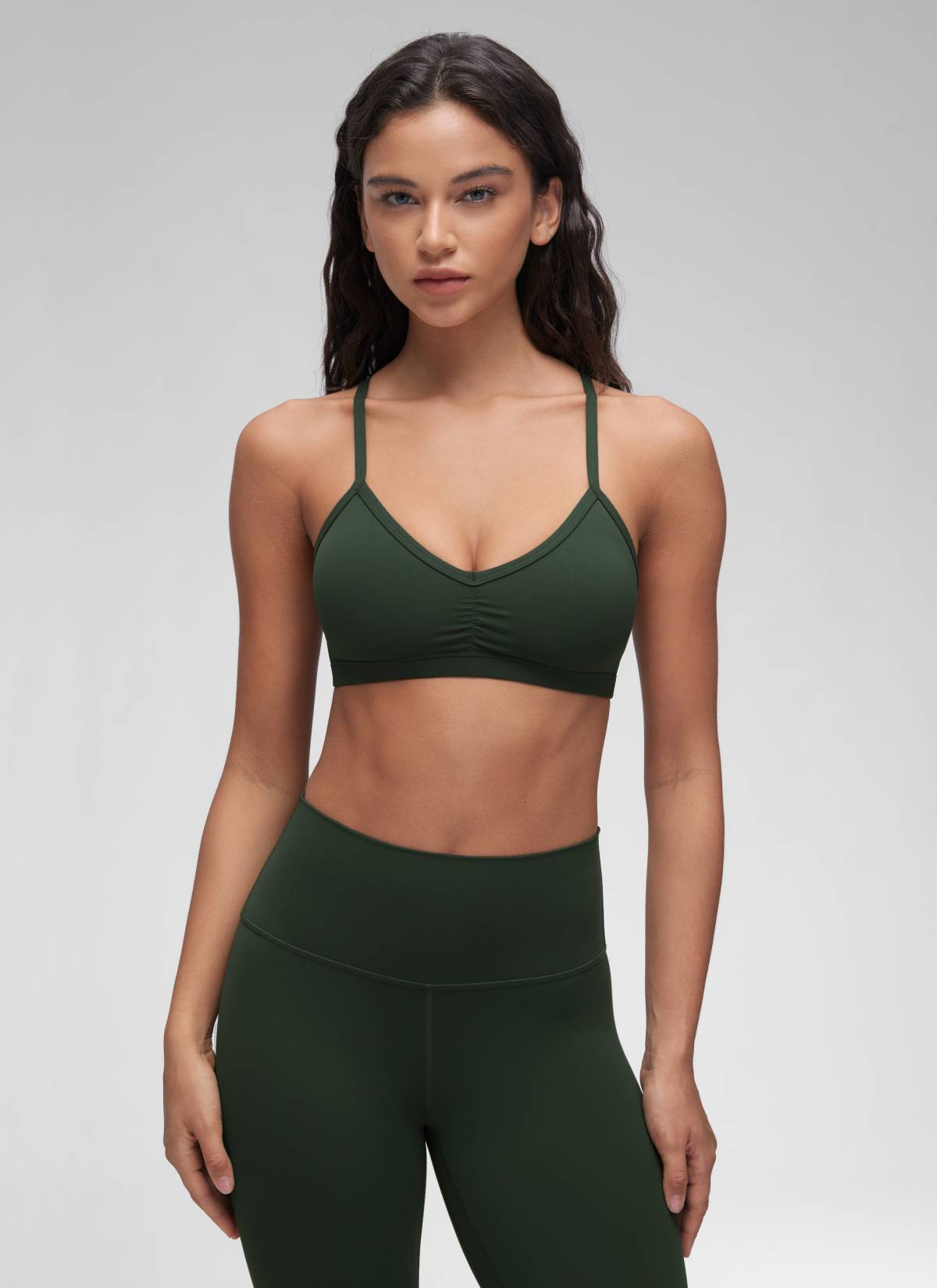 CRZ YOGA Sujetador Deportivo con Acolchado y Ruched en V para Mujer Leyenda Verde