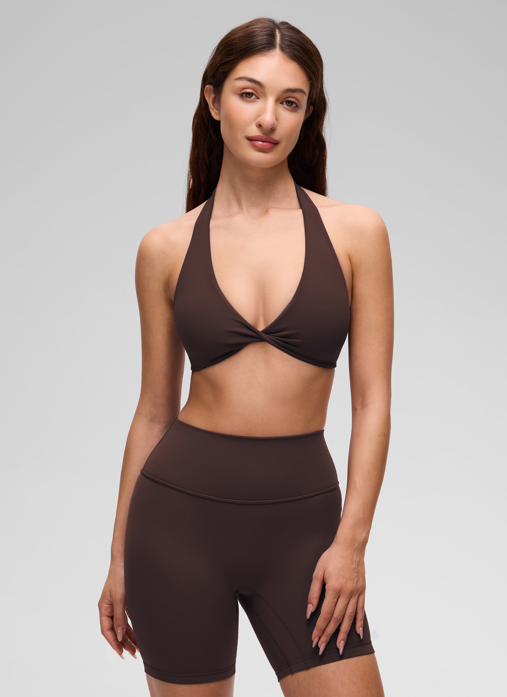 CRZ YOGA Sujetador de Yoga Butterluxe con Escote en V y Doble Capa Marrón Fudge Caliente