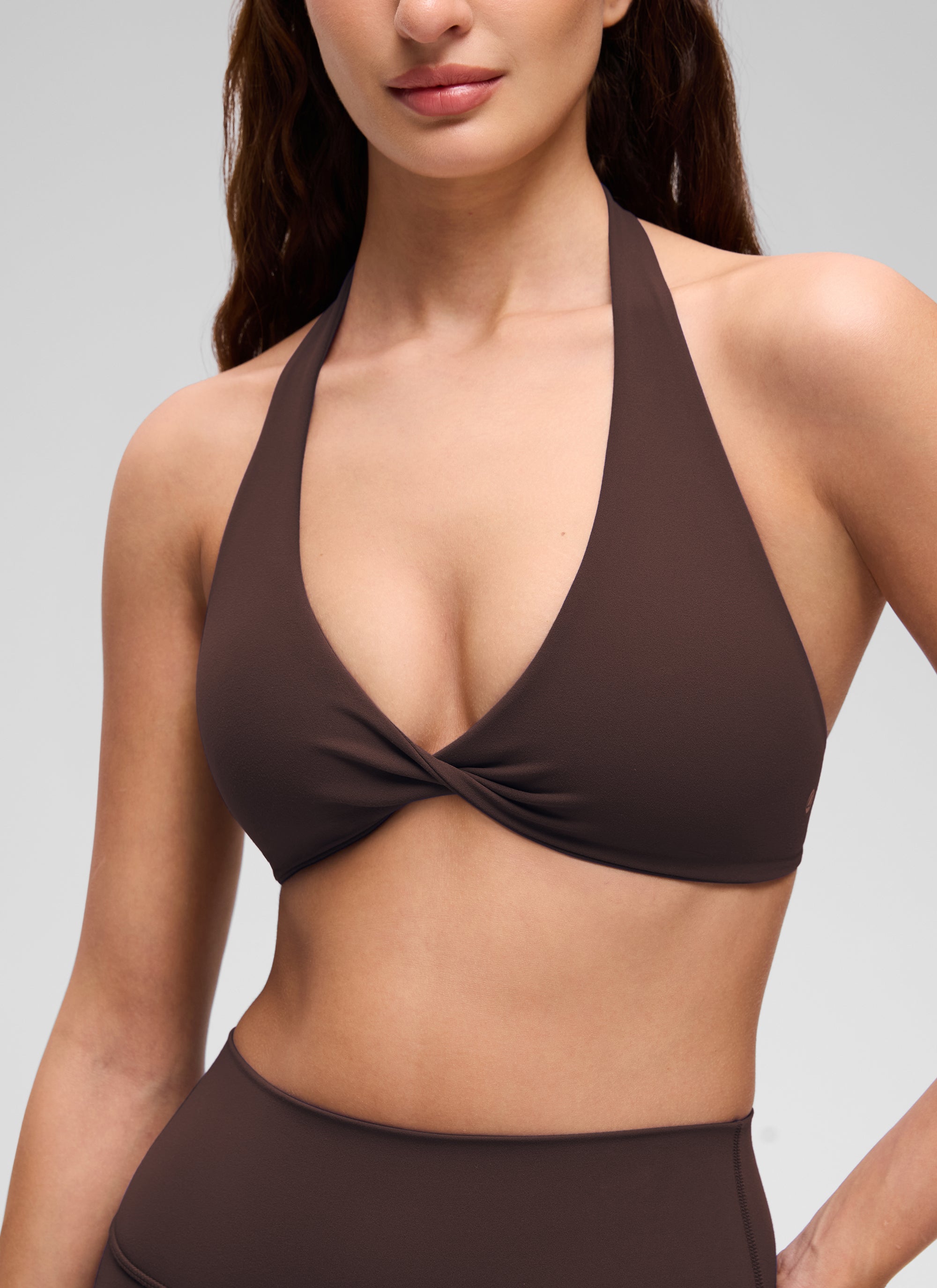 CRZ YOGA Sujetador de Yoga Butterluxe con Escote en V y Doble Capa Marrón Fudge Caliente