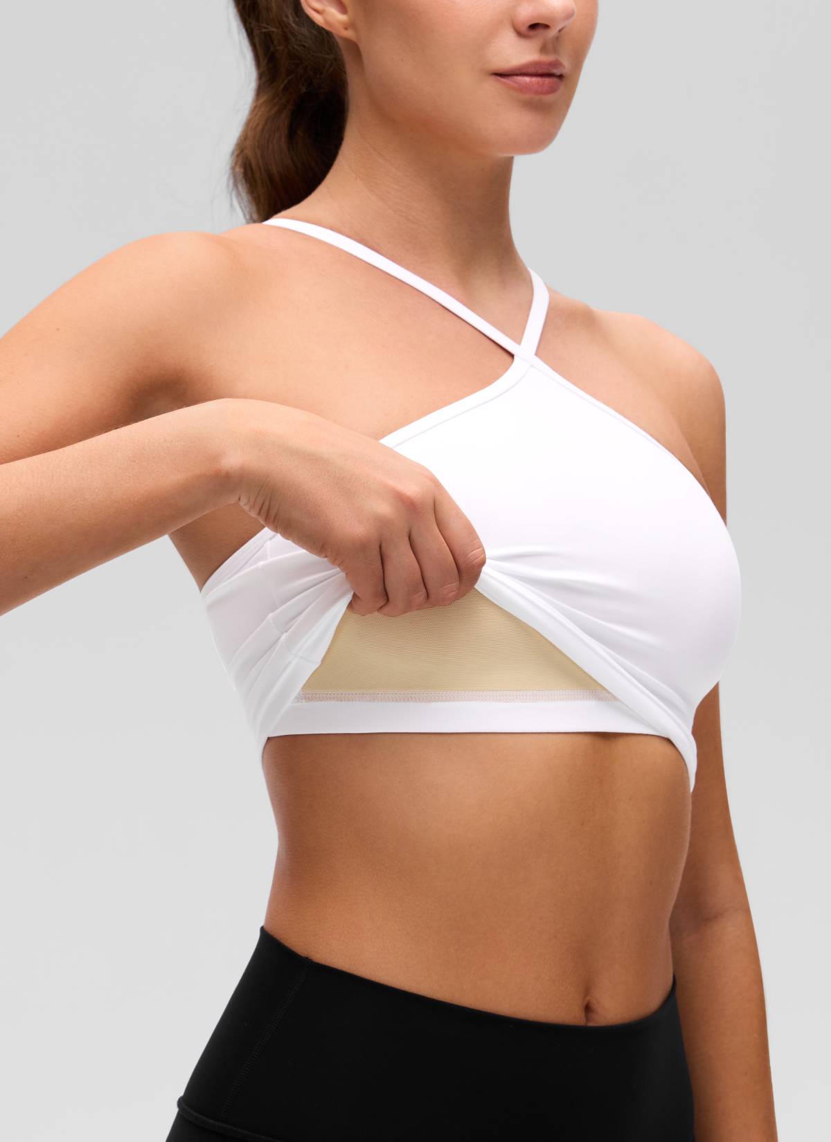CRZ YOGA Women's Butterluxe Sujetador Incorporado de Halter Cruzado blanco