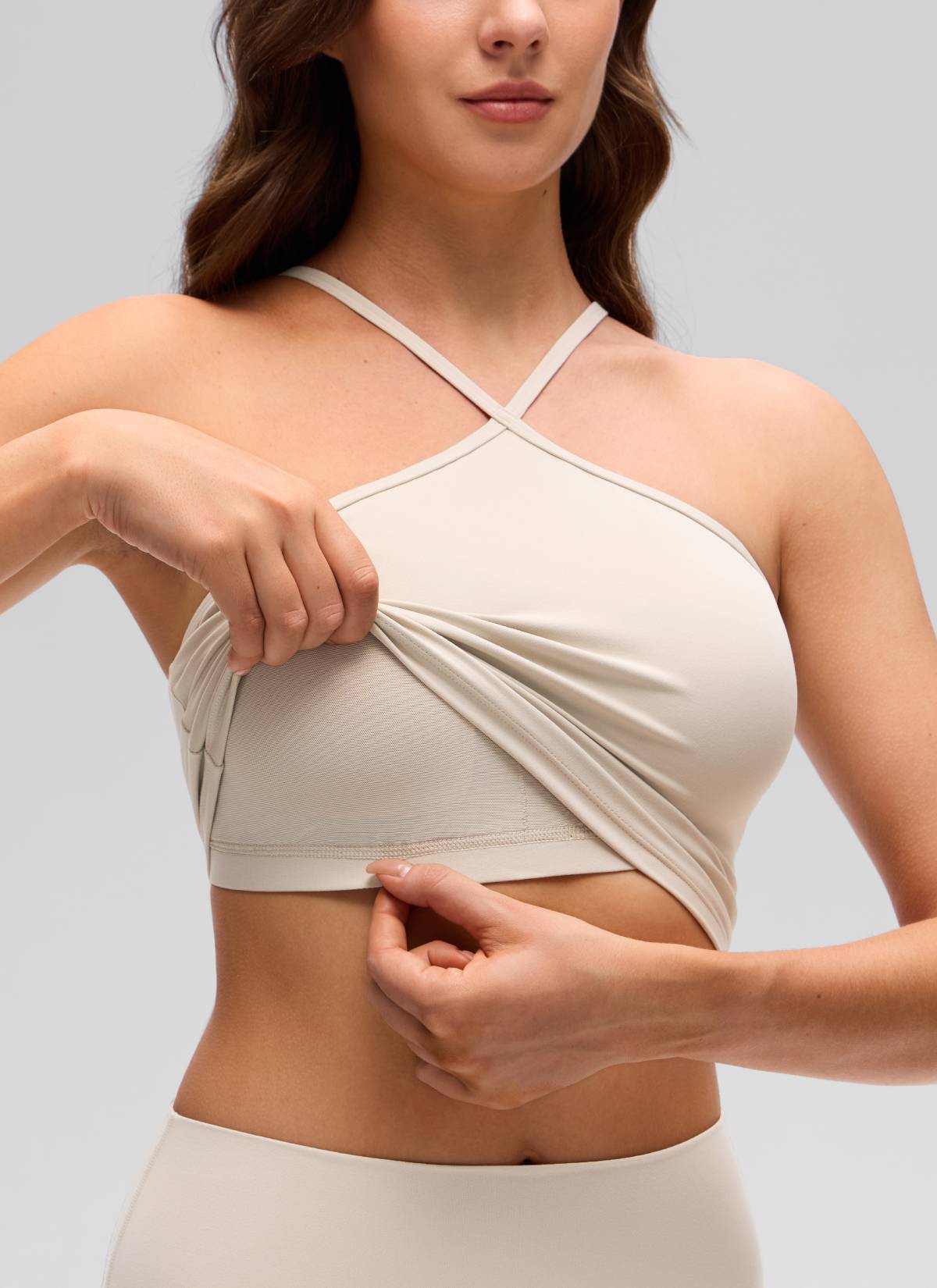 CRZ YOGA Women's Butterluxe Sujetador Incorporado de Halter Cruzado Bronceado Mojave