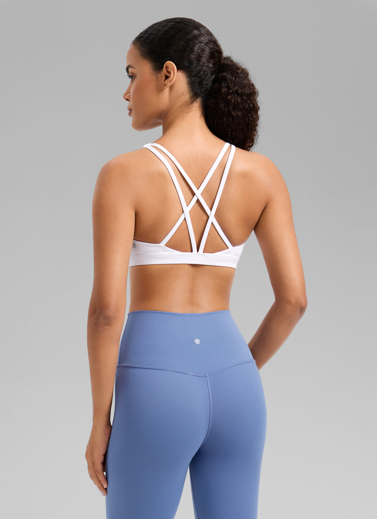 CRZ YOGA Sujetador Deportivo U-Cut con Espalda Cruzada para Mujer blanco @model_info:Gabi