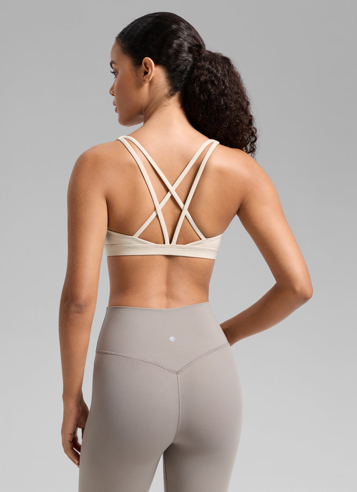 CRZ YOGA Sujetador Deportivo U-Cut con Espalda Cruzada para Mujer Bronceado Mojave @model_info:Gabi