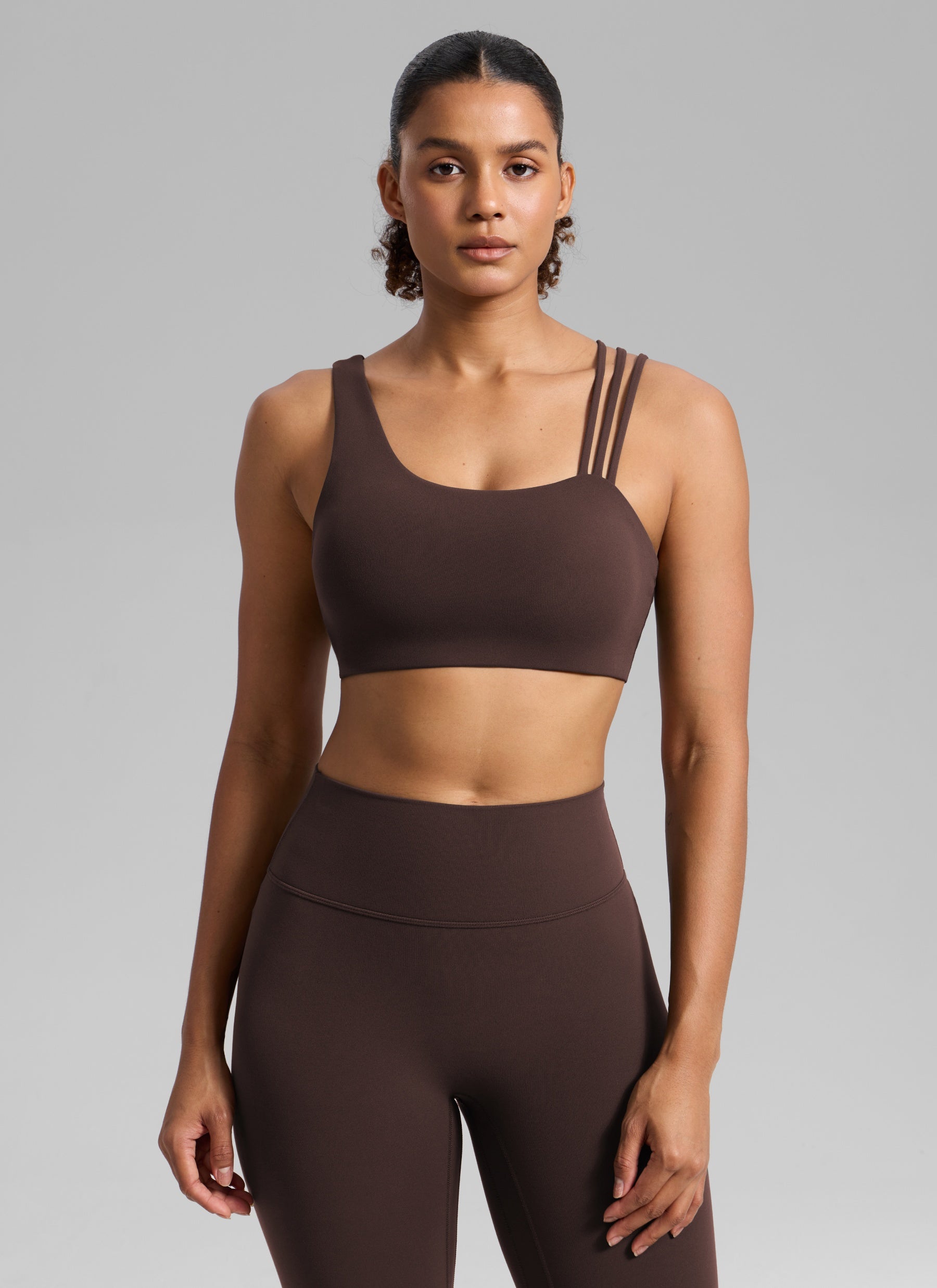Sujetador Deportivo de Tirantes Asimétricos Mujer Soporte Medio Marrón Fudge Caliente