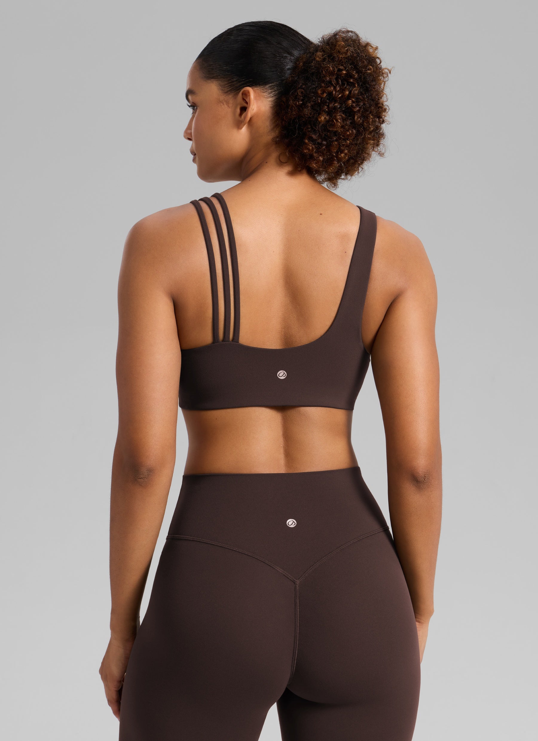 Sujetador Deportivo de Tirantes Asimétricos Mujer Soporte Medio Marrón Fudge Caliente