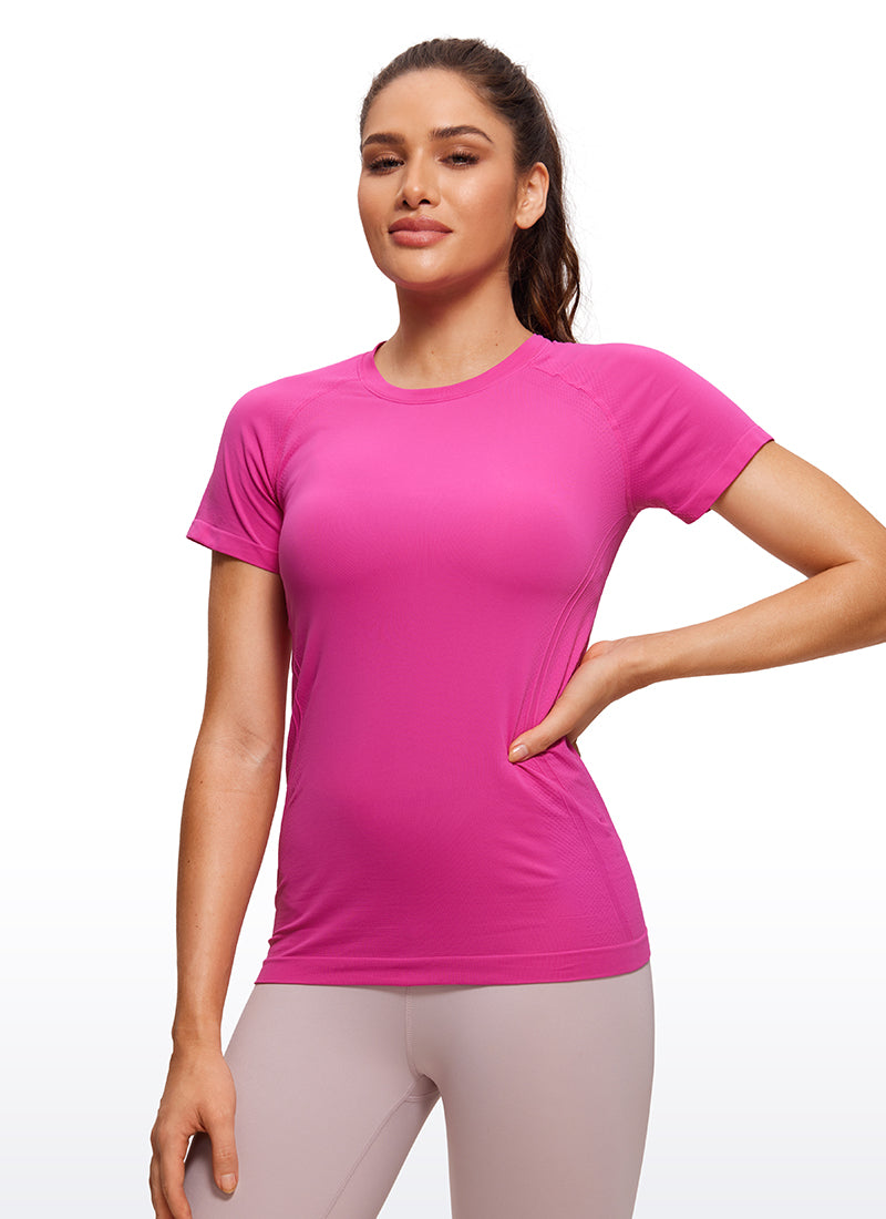 CRZ YOGA Camisetas Sin costuras de Corte Clásico con Mangas Cortas para Mujer Púrpura Hibisco