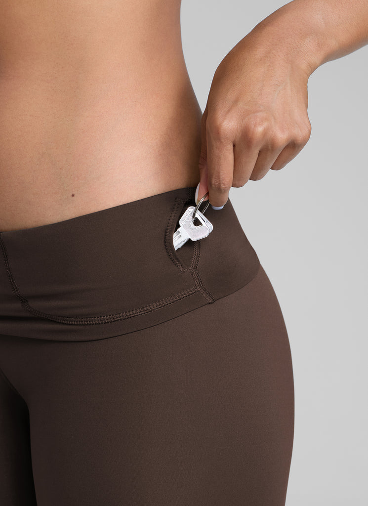 CRZ YOGA Mujeres Leggings de Compresión Hugged Feeling de 25 Pulgadas Marrón Fudge Caliente