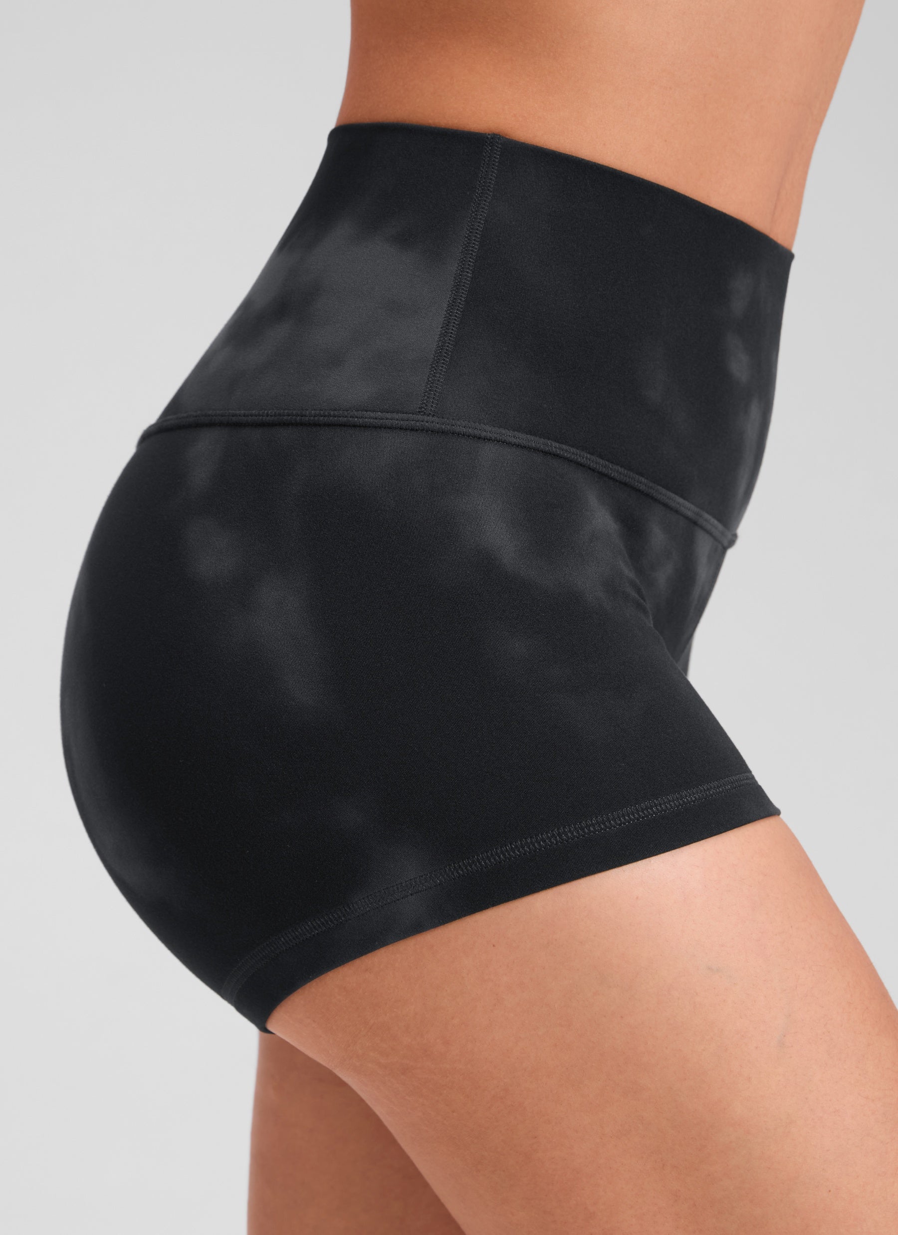 CRZ YOGA Butterluxe Leggings Cortos de Tiro Alto de 2.5 Pulgadas para Mujer Flores De Tinte Negro