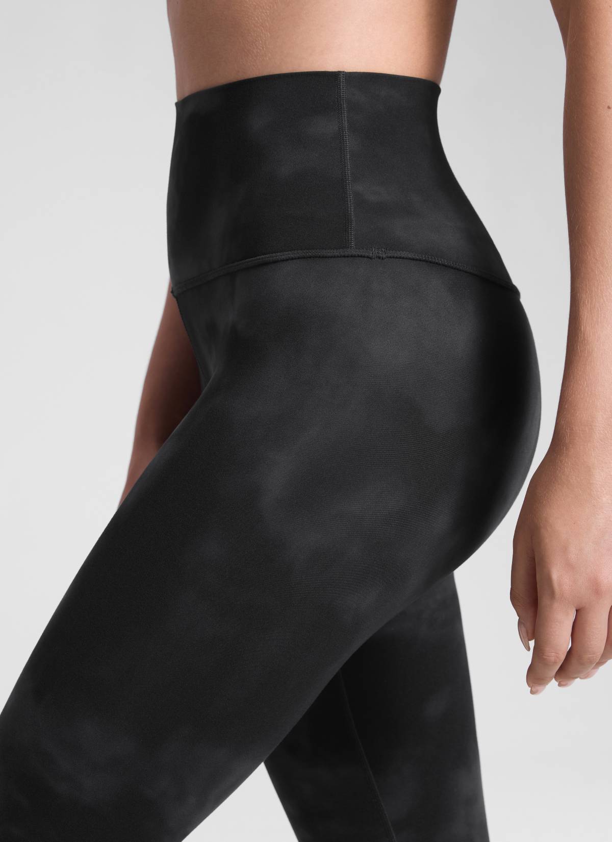 CRZ YOGA Butterluxe Leggings de Yoga de Tiro Alto para Mujer Flores De Tinte Negro @model_info:Malisa