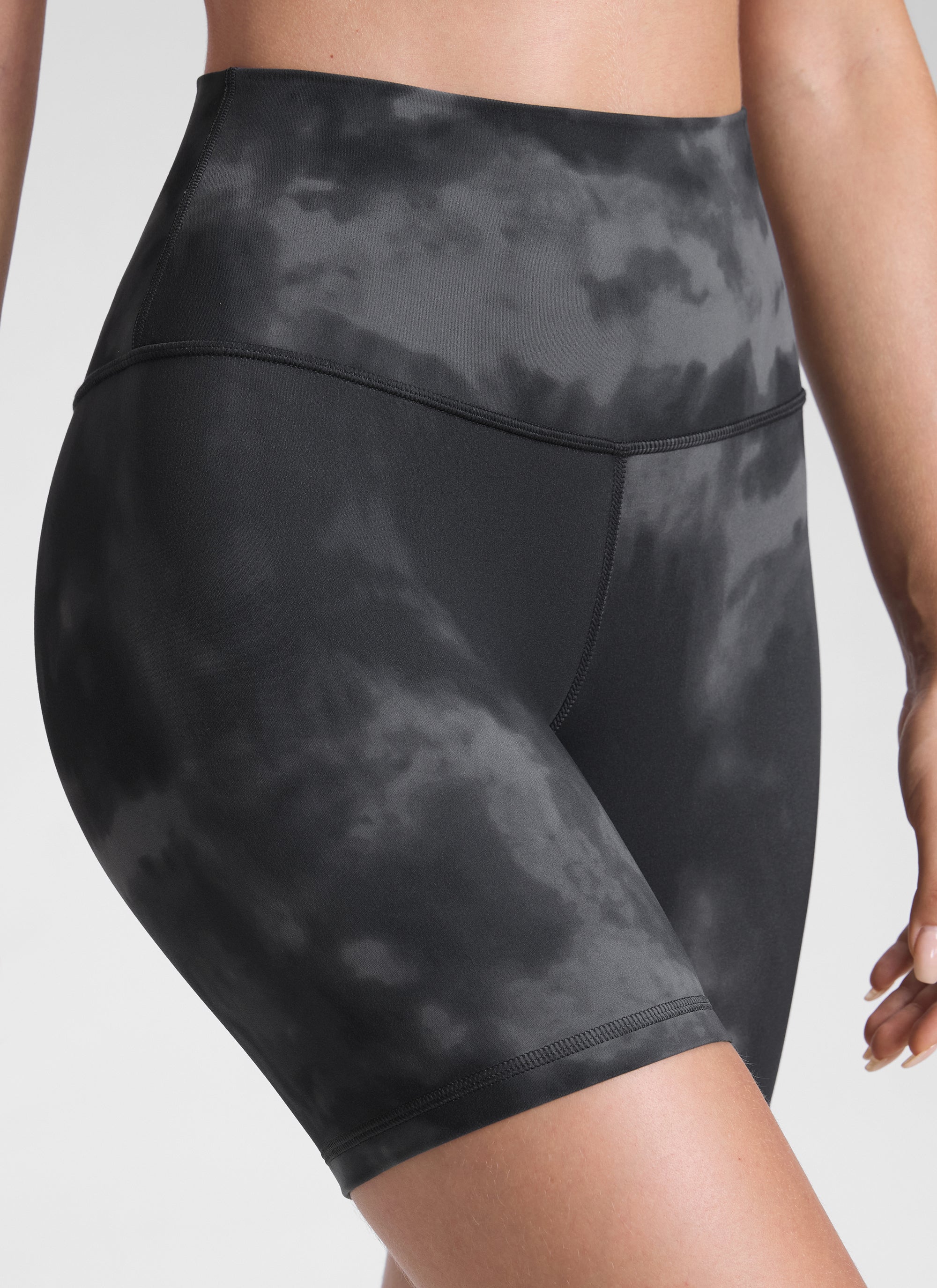 CRZ YOGA Leggings Cortos de Yoga con Cintura Alta para Mujer Flores Grises Tie Dye