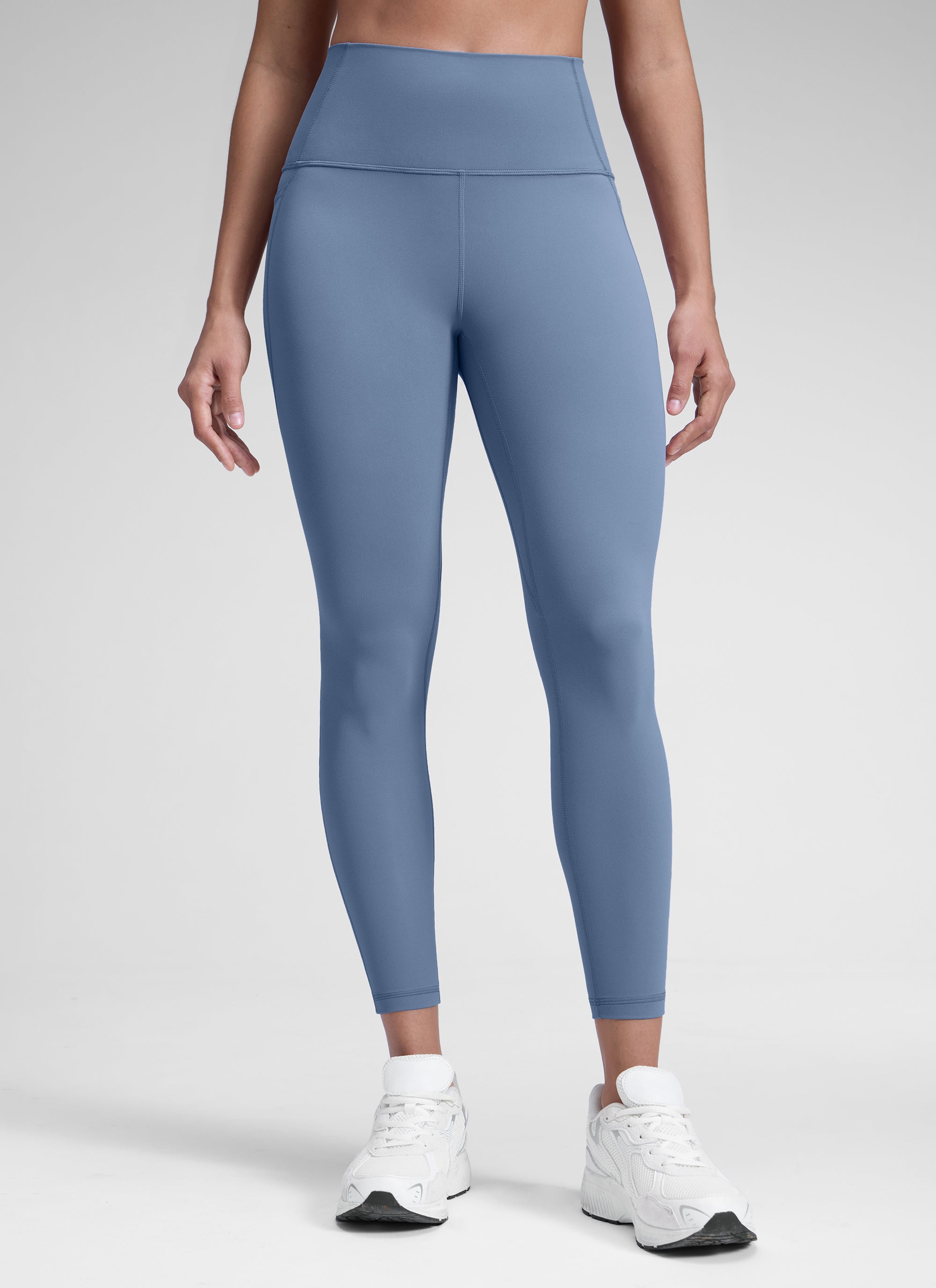 CRZ YOGA Mujer Leggings Deportivos con bolsillos de 28 Pulgadas Denim lavado