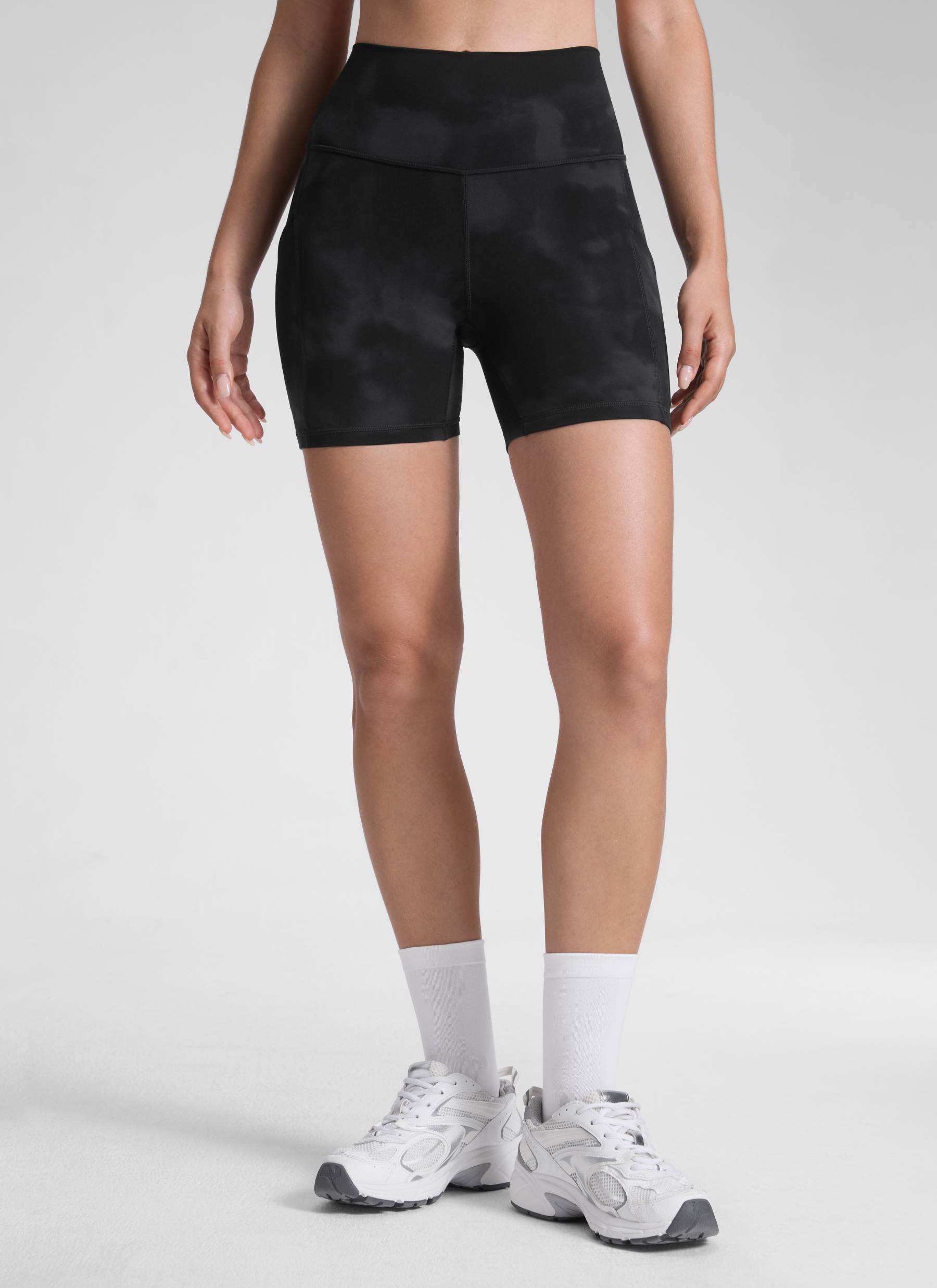 CRZ YOGA Butterluxe Leggings Cortos con Bolsillos de 5 Pulgadas para Mujer Flores De Tinte Negro