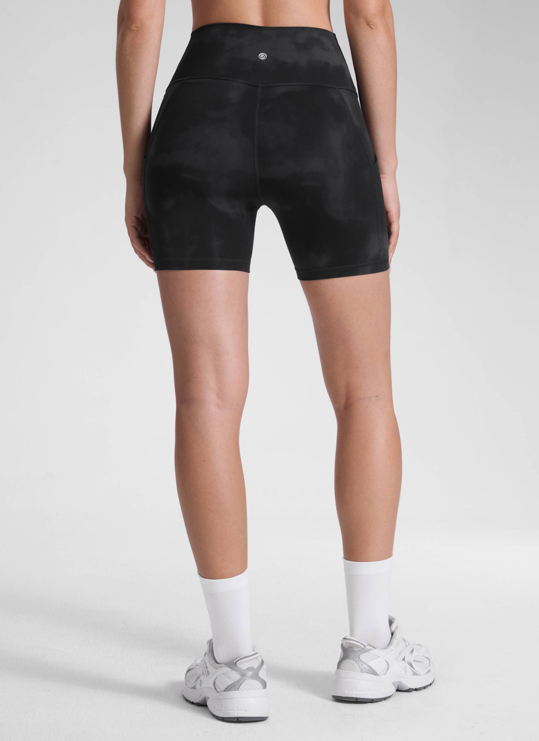 CRZ YOGA Butterluxe Leggings Cortos con Bolsillos de 5 Pulgadas para Mujer Flores De Tinte Negro