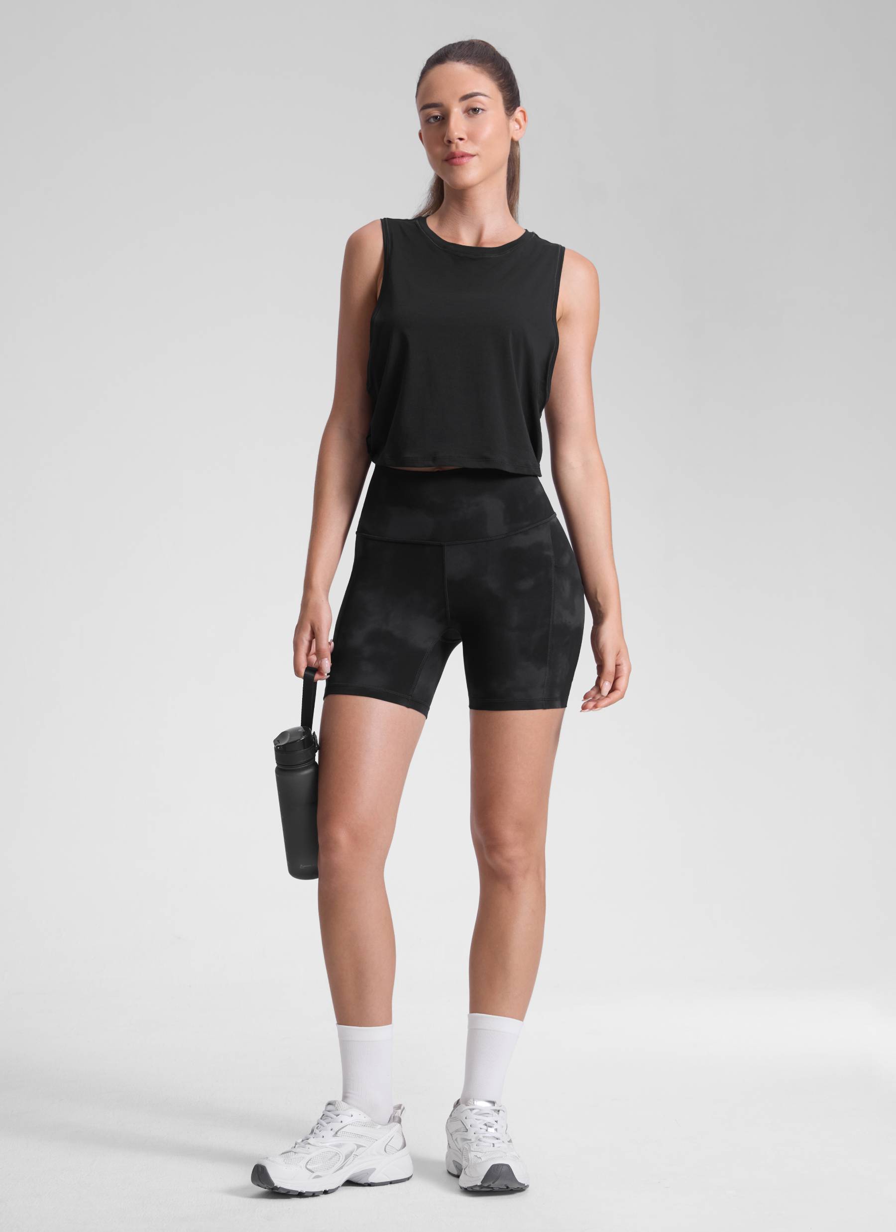 CRZ YOGA Butterluxe Leggings Cortos con Bolsillos de 5 Pulgadas para Mujer Flores De Tinte Negro