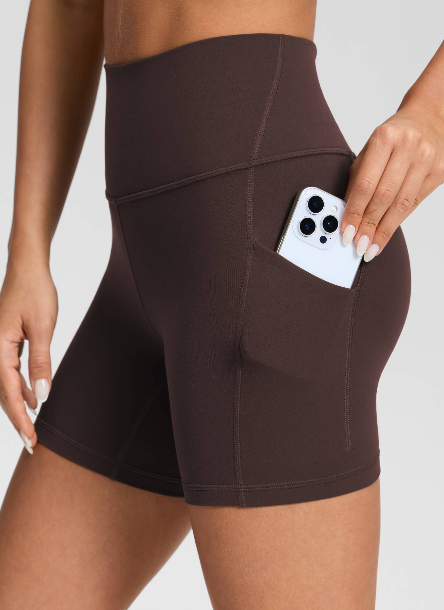 CRZ YOGA Butterluxe Leggings Cortos con Bolsillos de 5 Pulgadas para Mujer Marrón Fudge Caliente