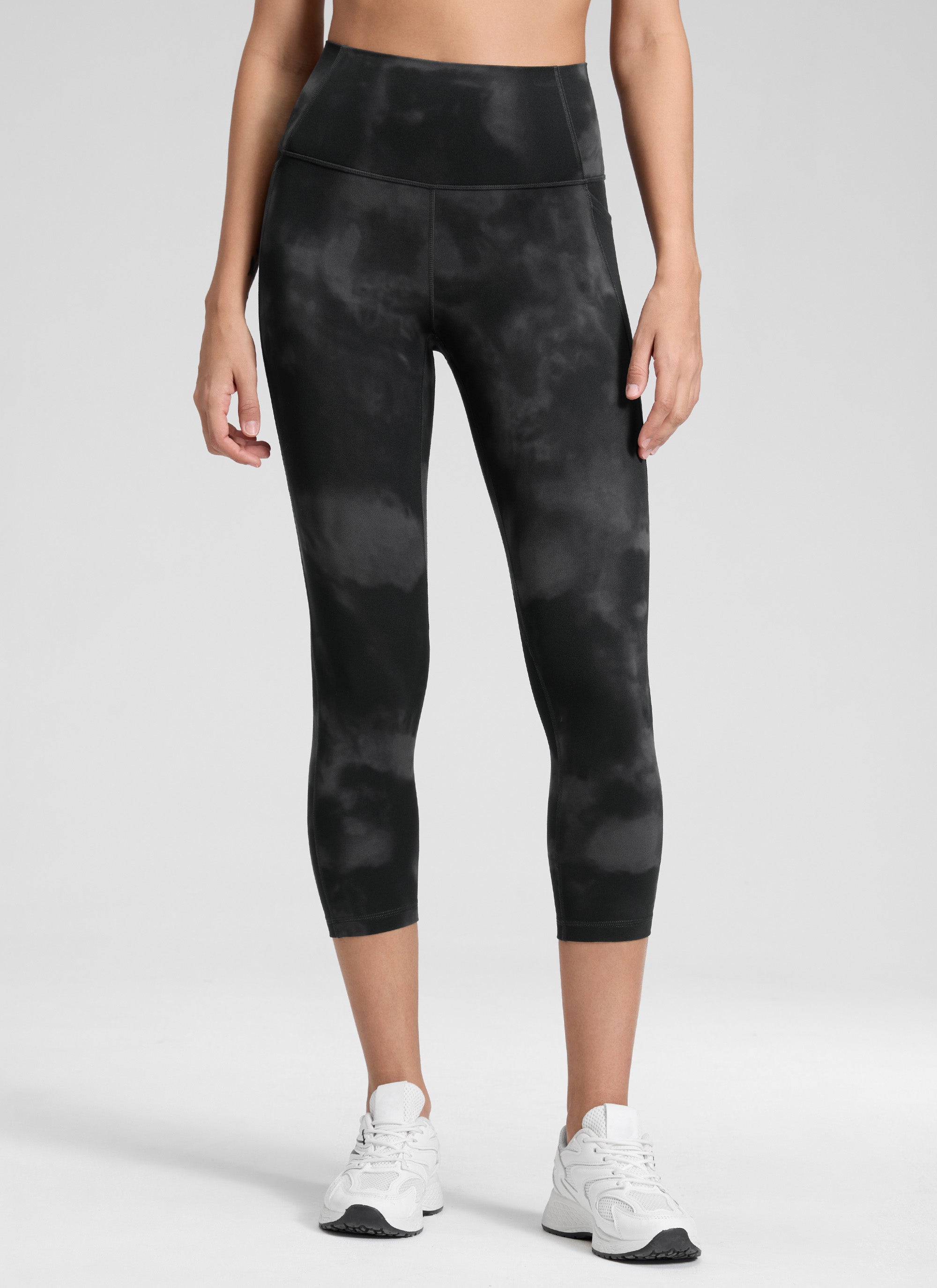 CRZ YOGA Capri de Yoga con Bolsillos de 21 Pulgadas para Mujer Flores De Tinte Negro