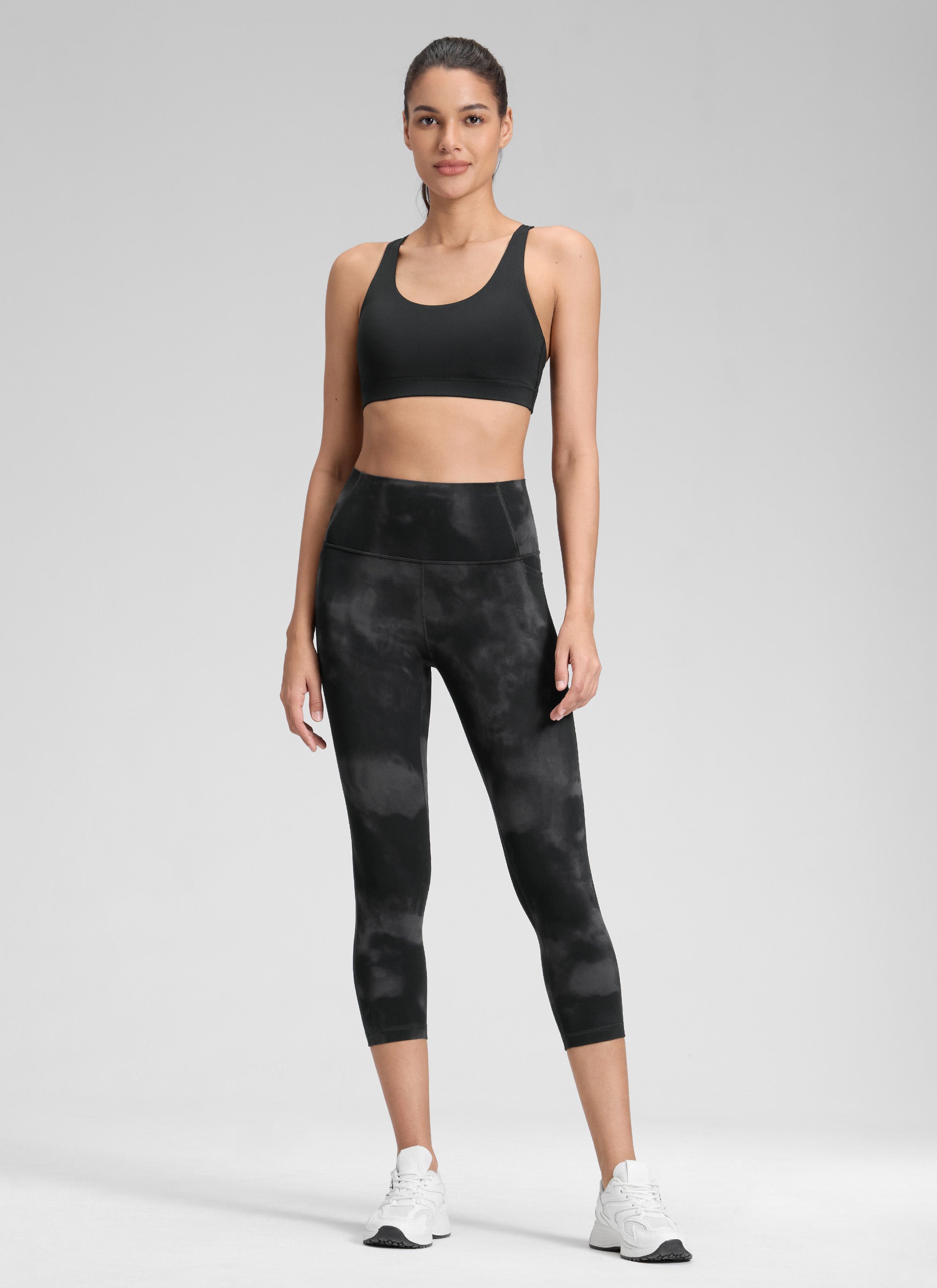 CRZ YOGA Capri de Yoga con Bolsillos de 21 Pulgadas para Mujer Flores De Tinte Negro