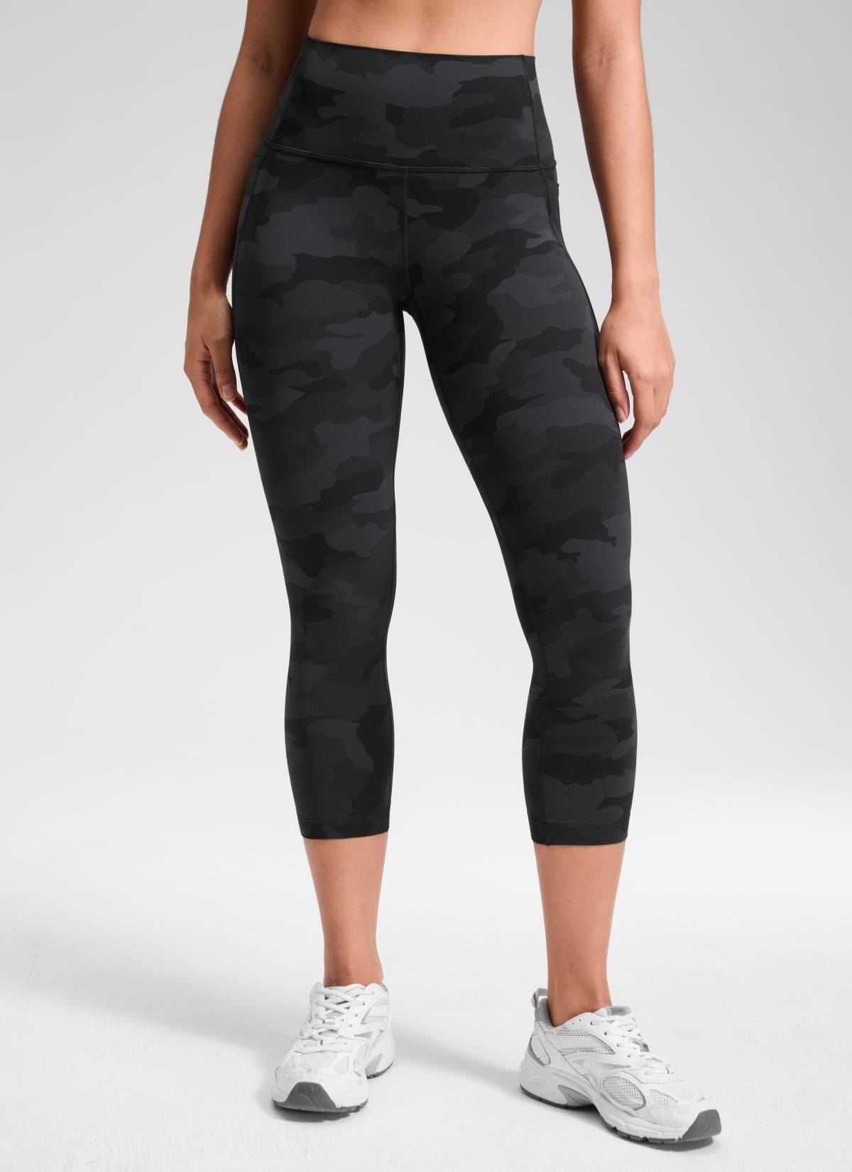 CRZ YOGA Capri de Yoga con Bolsillos de 21 Pulgadas para Mujer Gris oscuro Camuflaje 2