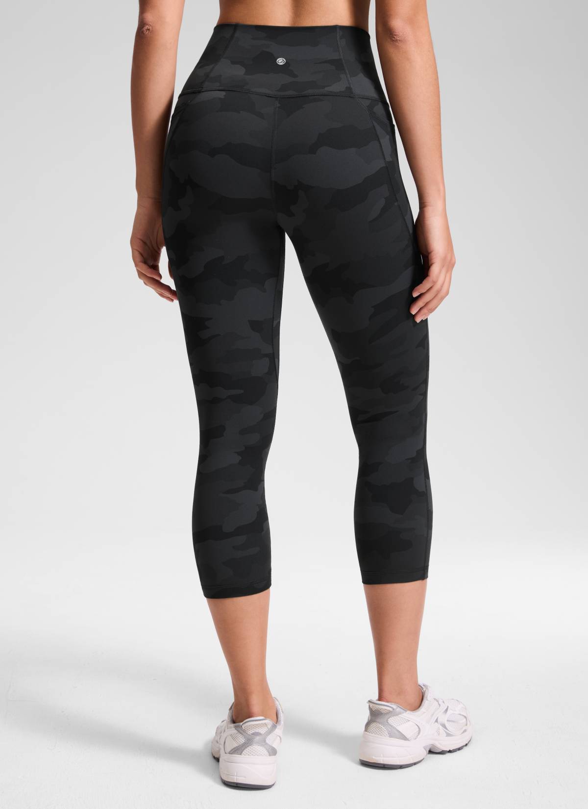 CRZ YOGA Capri de Yoga con Bolsillos de 21 Pulgadas para Mujer Gris oscuro Camuflaje 2