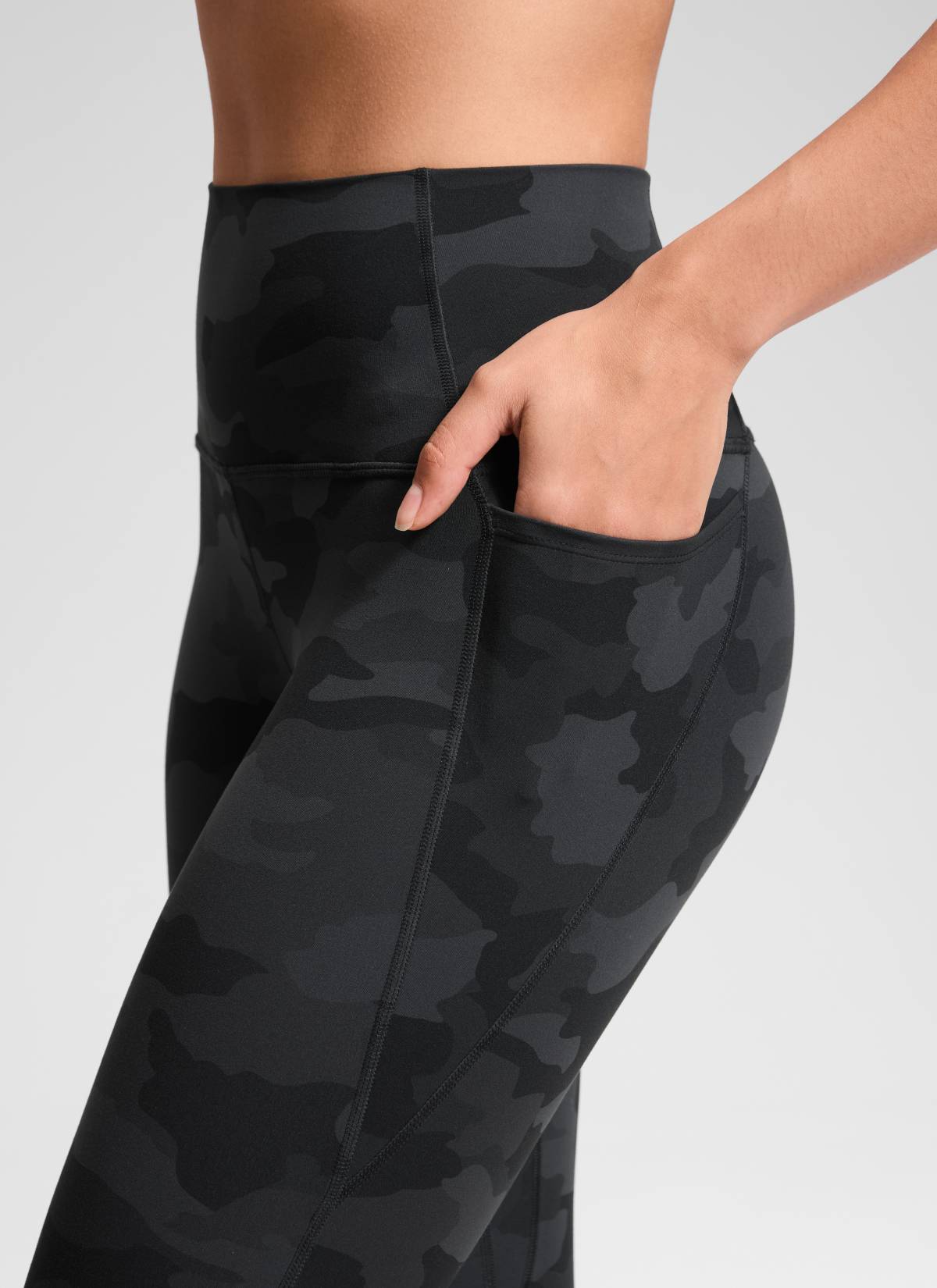 CRZ YOGA Capri de Yoga con Bolsillos de 21 Pulgadas para Mujer Gris oscuro Camuflaje 2