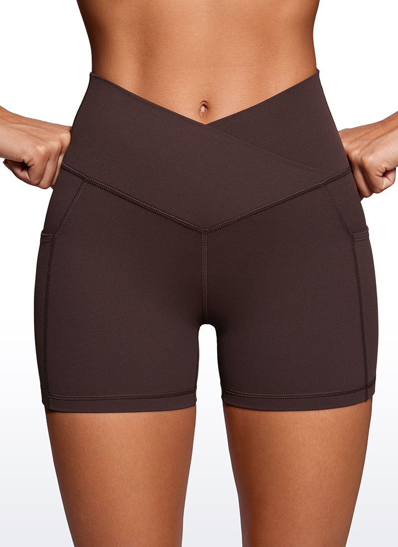 CRZ YOGA Mujeres Shorts V Cross con Bolsillos Alta Cintura de 4 pulg. Marrón Fudge Caliente