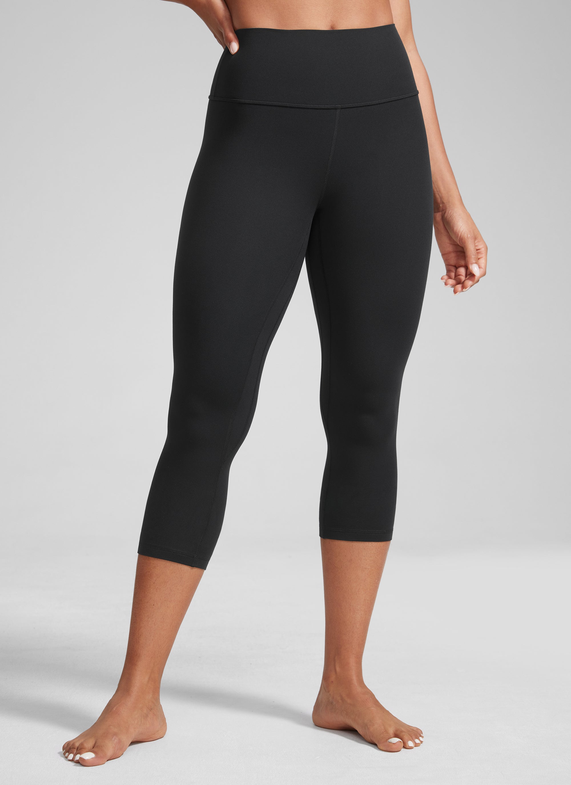 CRZ YOGA Leggings de Mujer Cintura Alta Capris para Ejercicio 21 Pulgadas Flores De Tinte Negro