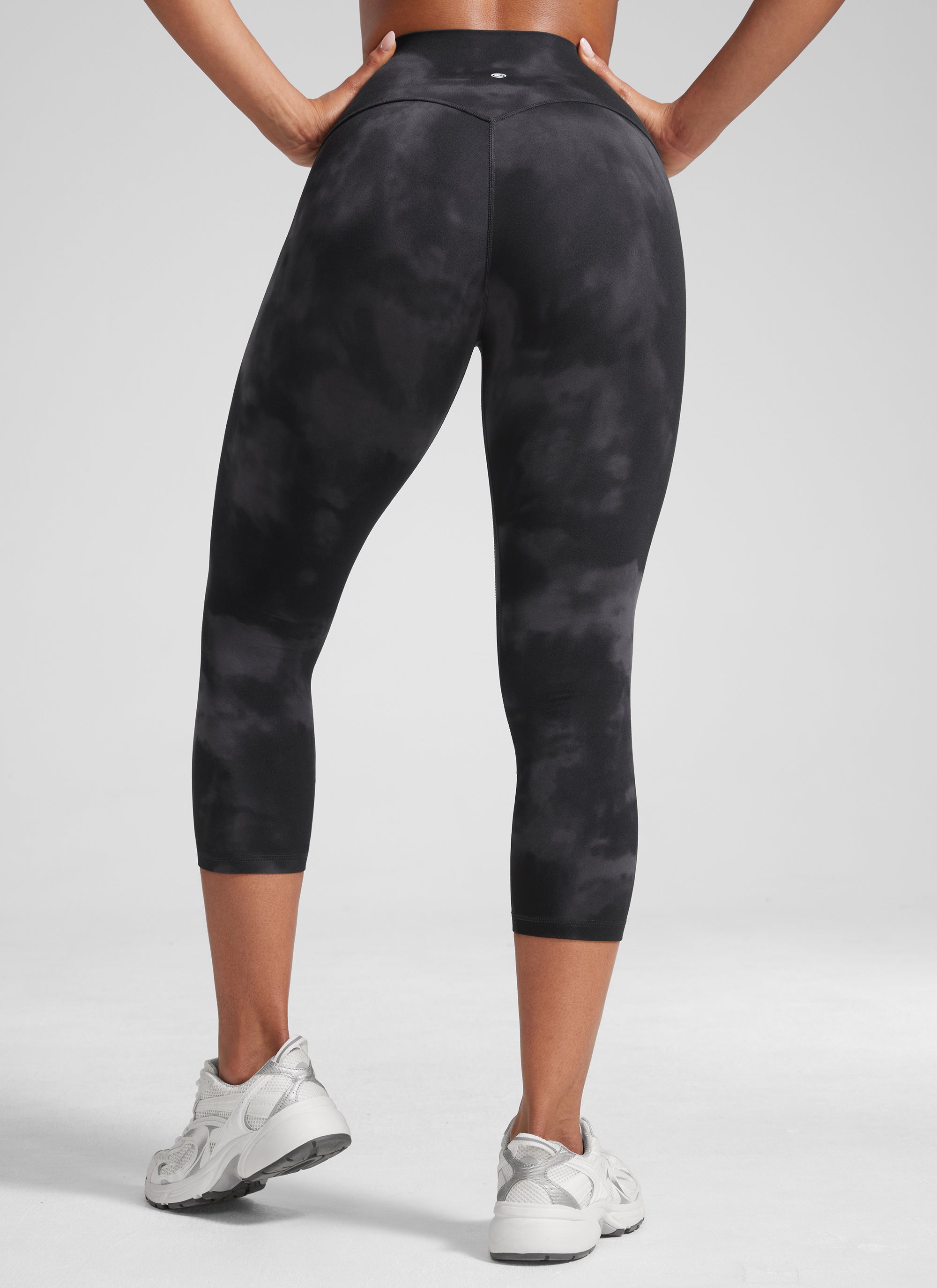 CRZ YOGA Leggings de Mujer Cintura Alta Capris para Ejercicio 21 Pulgadas Flores De Tinte Negro
