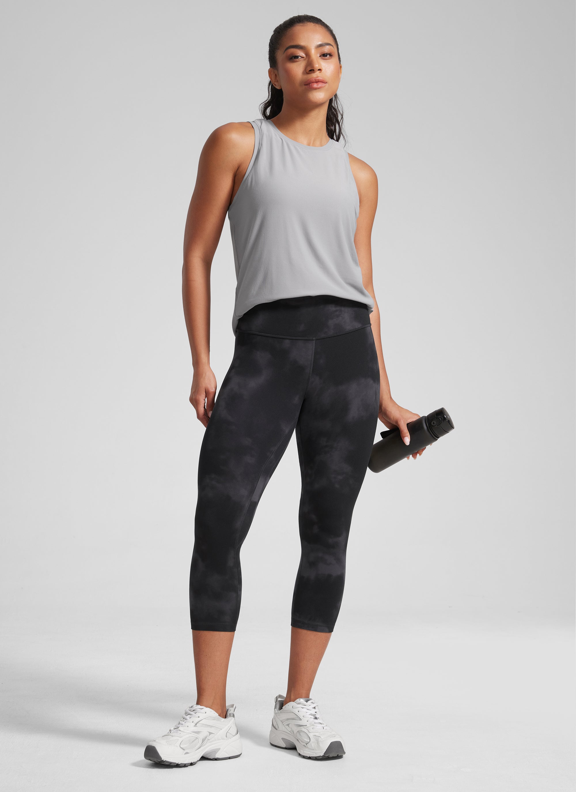 CRZ YOGA Leggings de Mujer Cintura Alta Capris para Ejercicio 21 Pulgadas Flores De Tinte Negro