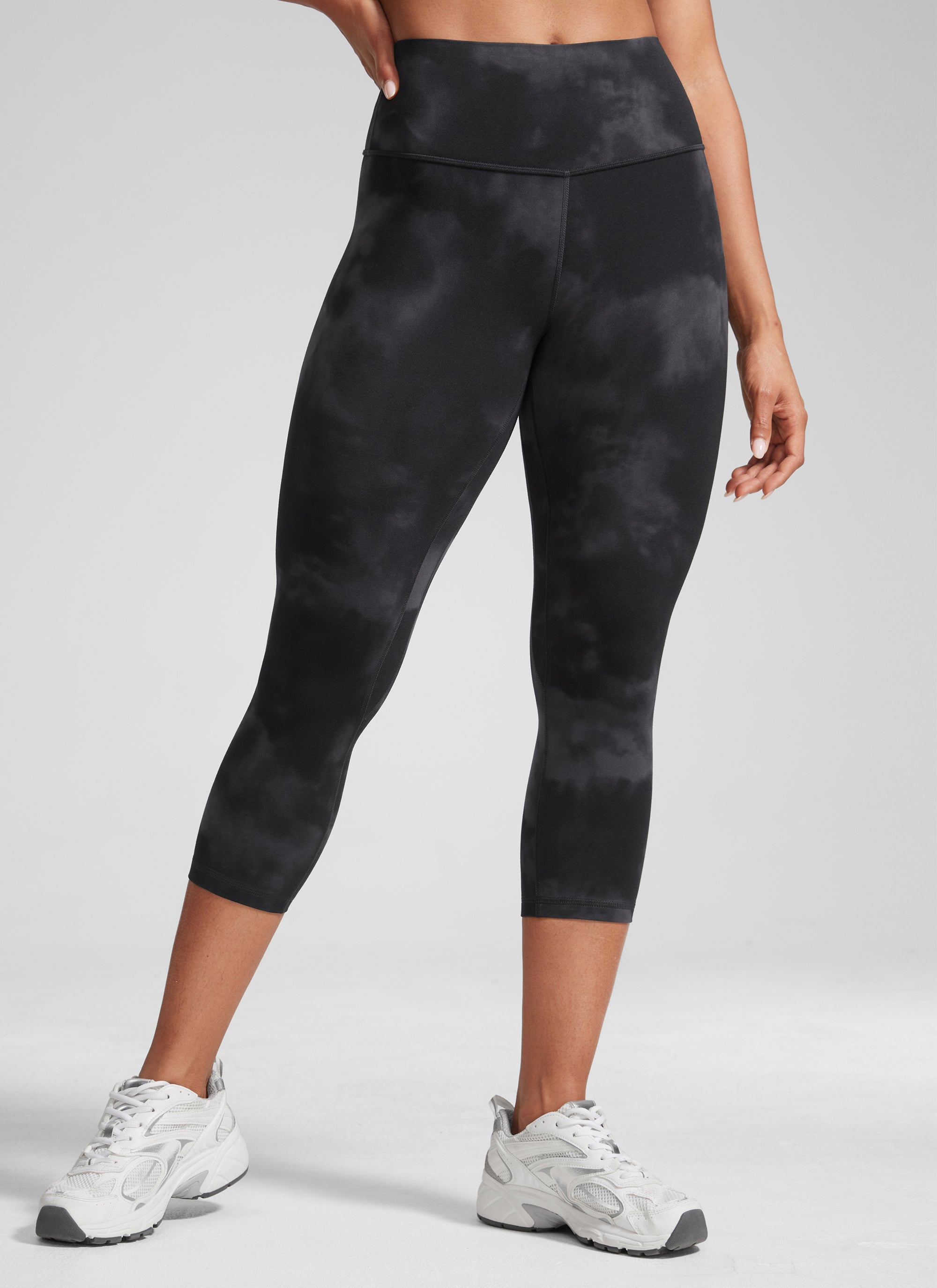 CRZ YOGA Leggings de Mujer Cintura Alta Capris para Ejercicio 21 Pulgadas Flores De Tinte Negro