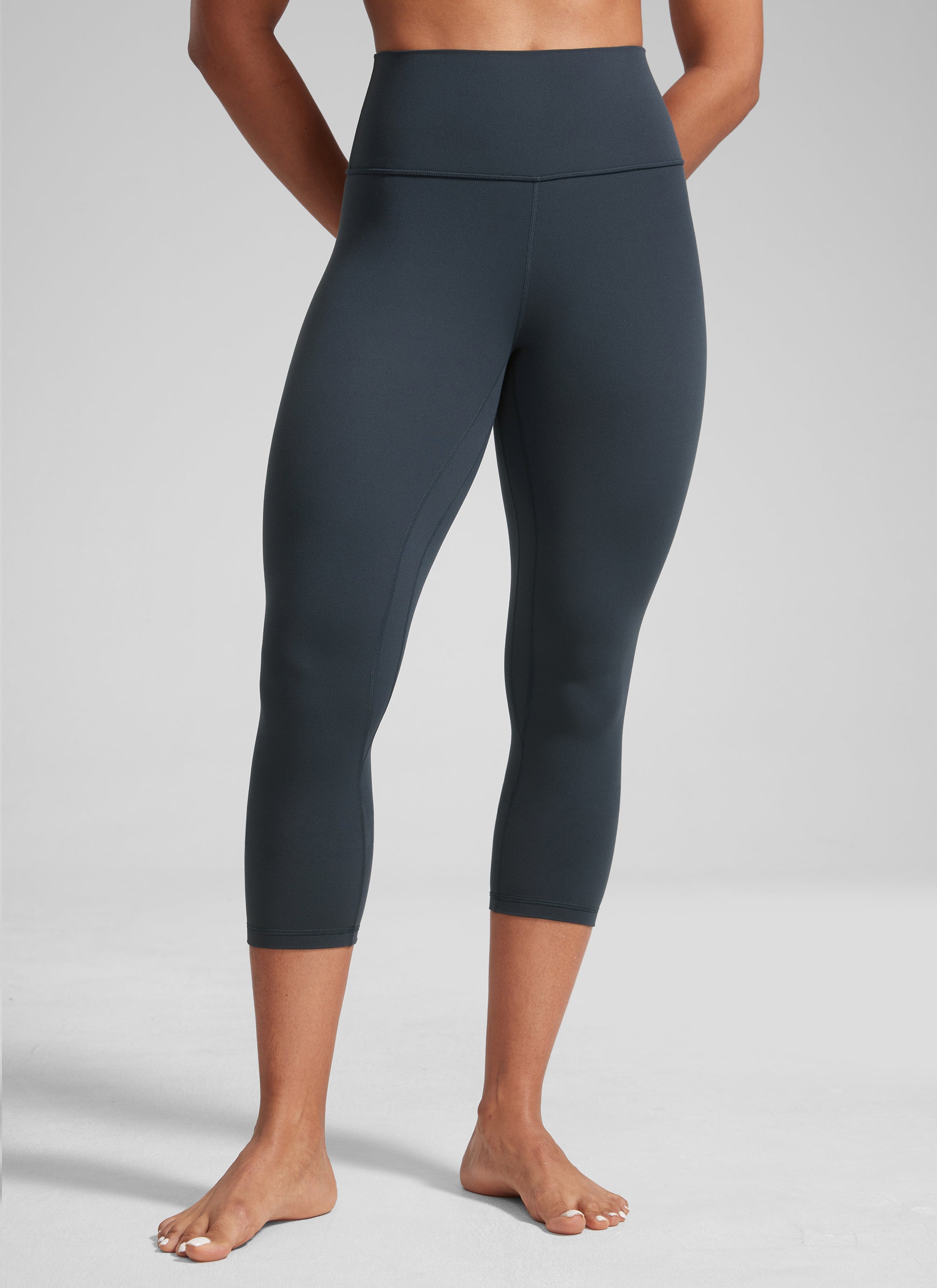 CRZ YOGA Leggings de Mujer Cintura Alta Capris para Ejercicio 21 Pulgadas Flores De Tinte Negro